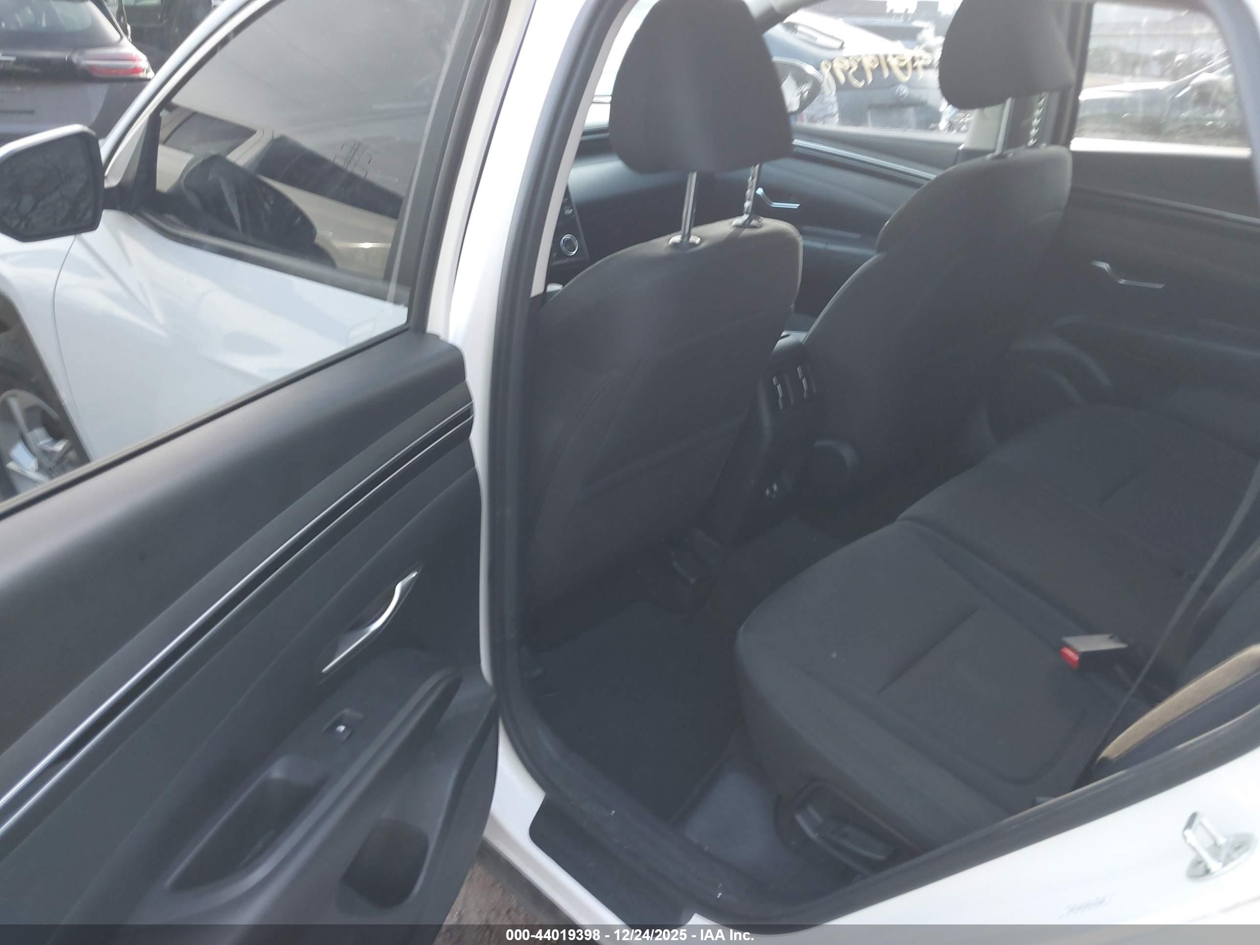 HYUNDAI TUCSON image 8