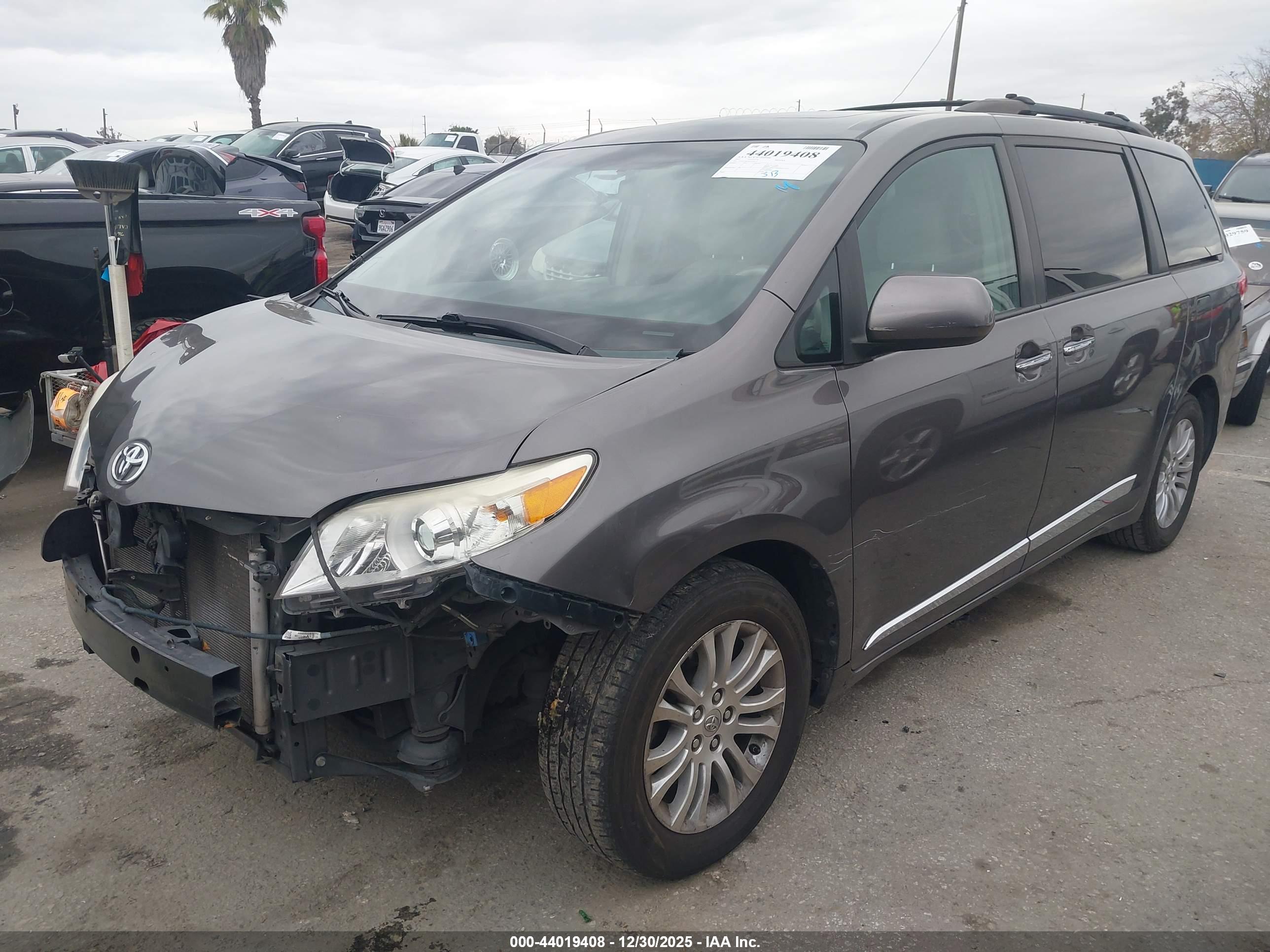 TOYOTA SIENNA image 2