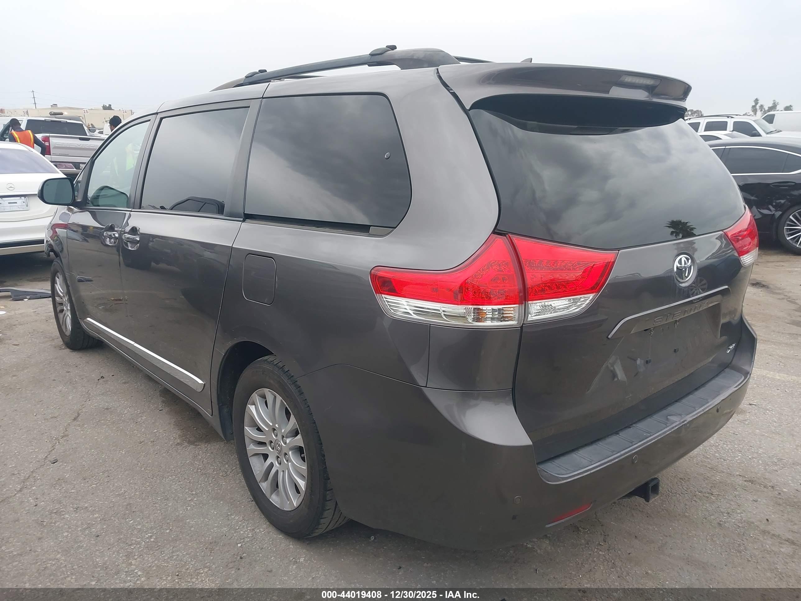 TOYOTA SIENNA image 3