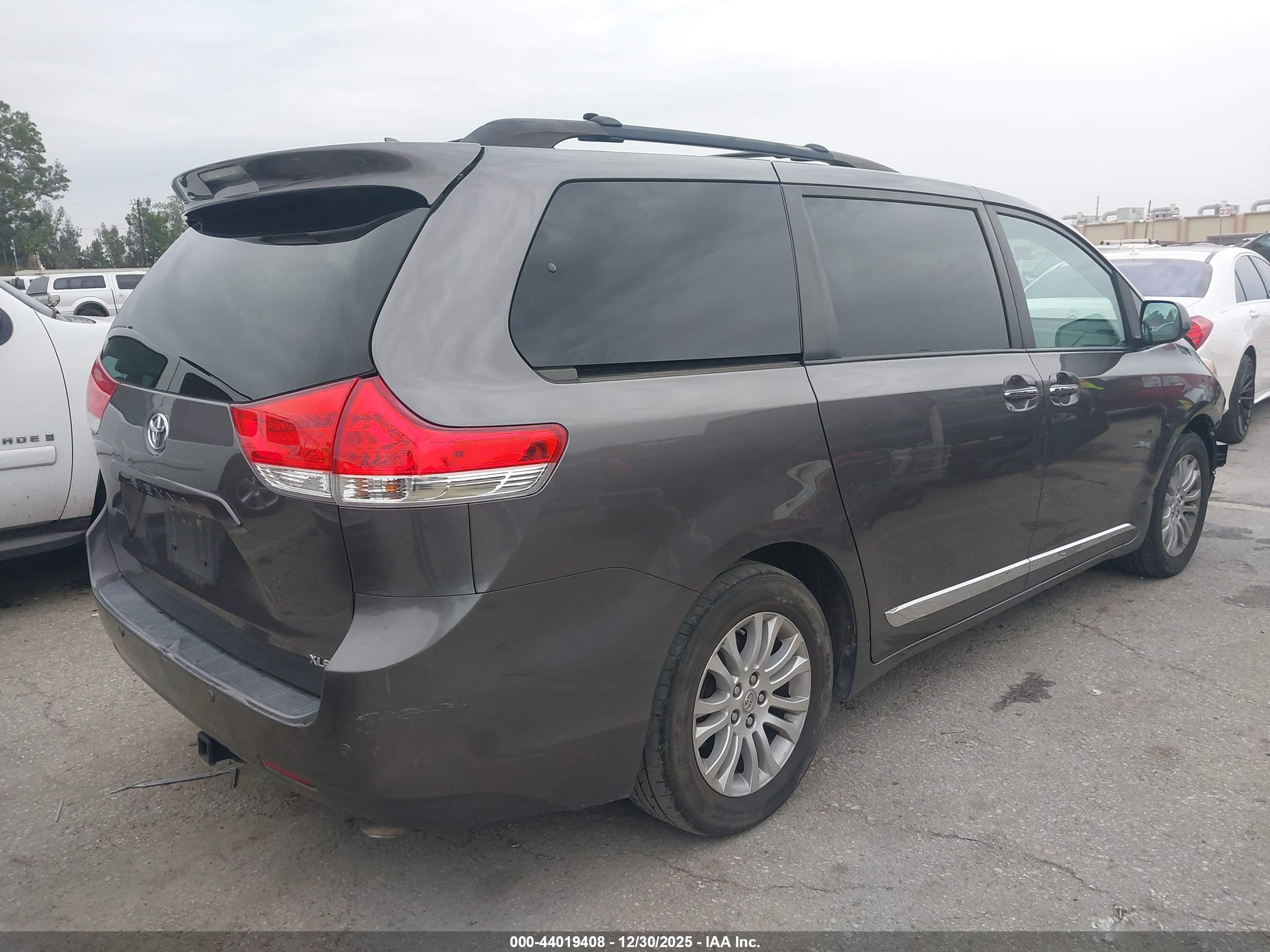 TOYOTA SIENNA image 4