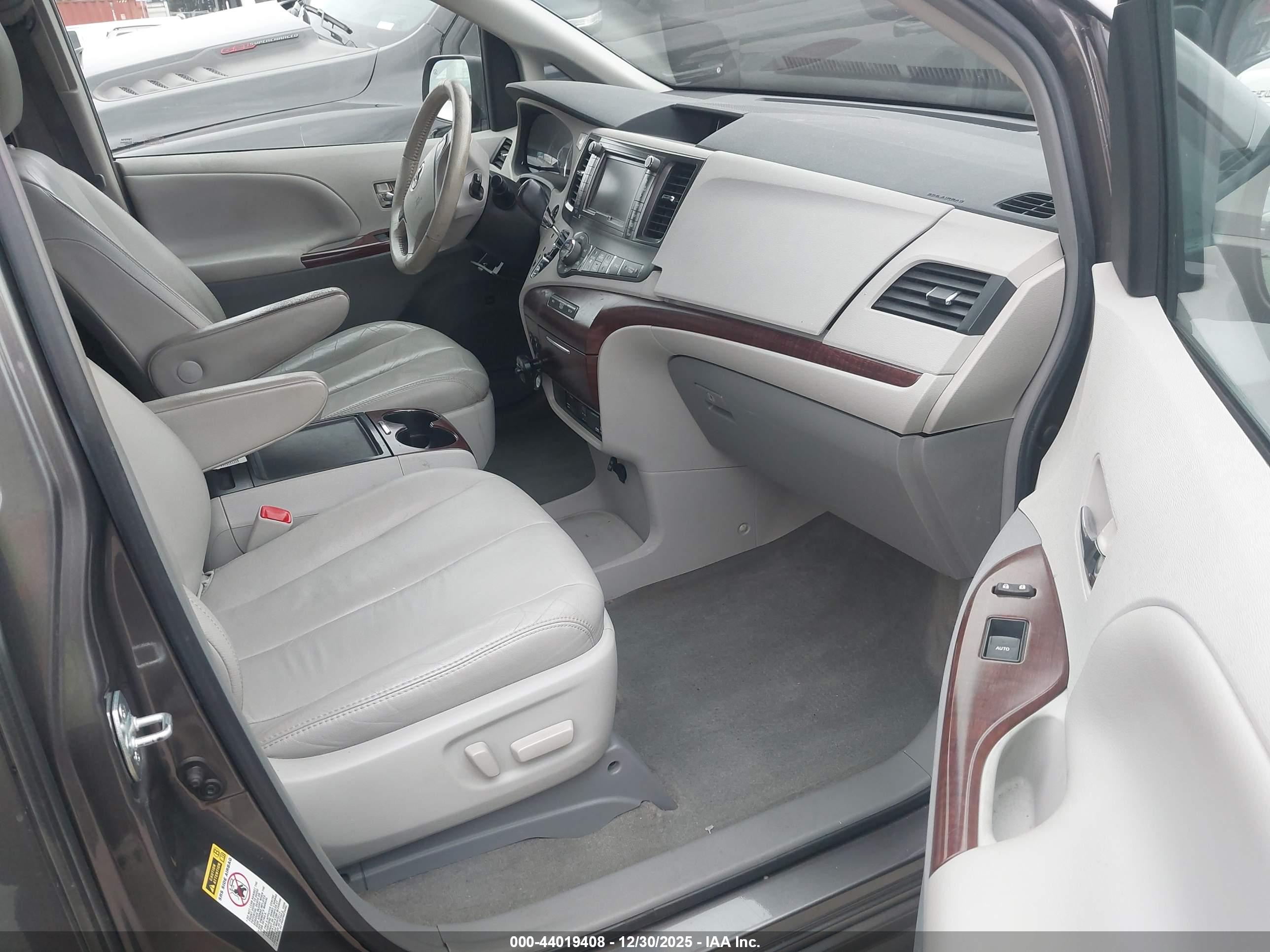 TOYOTA SIENNA image 5