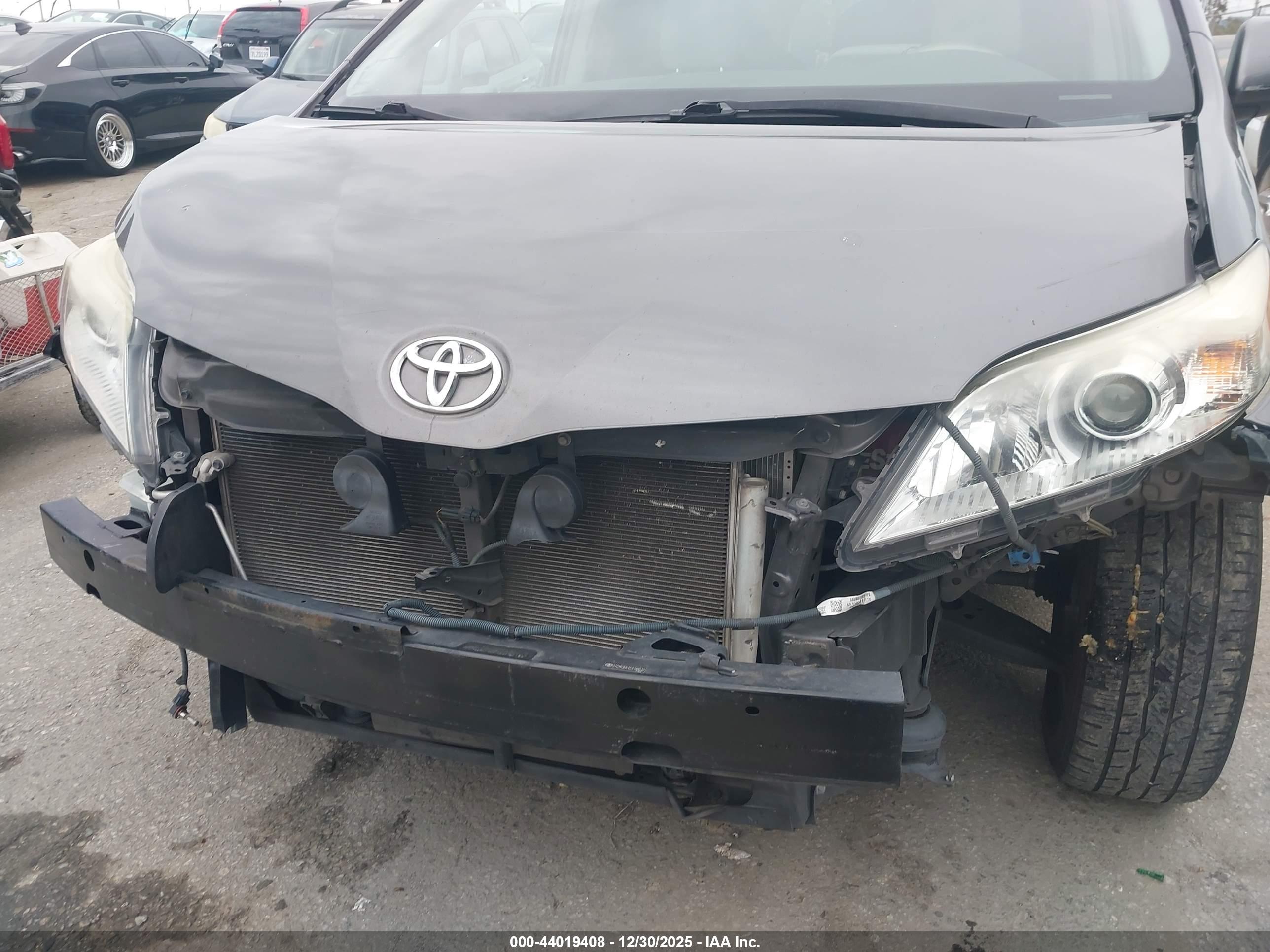 TOYOTA SIENNA image 6