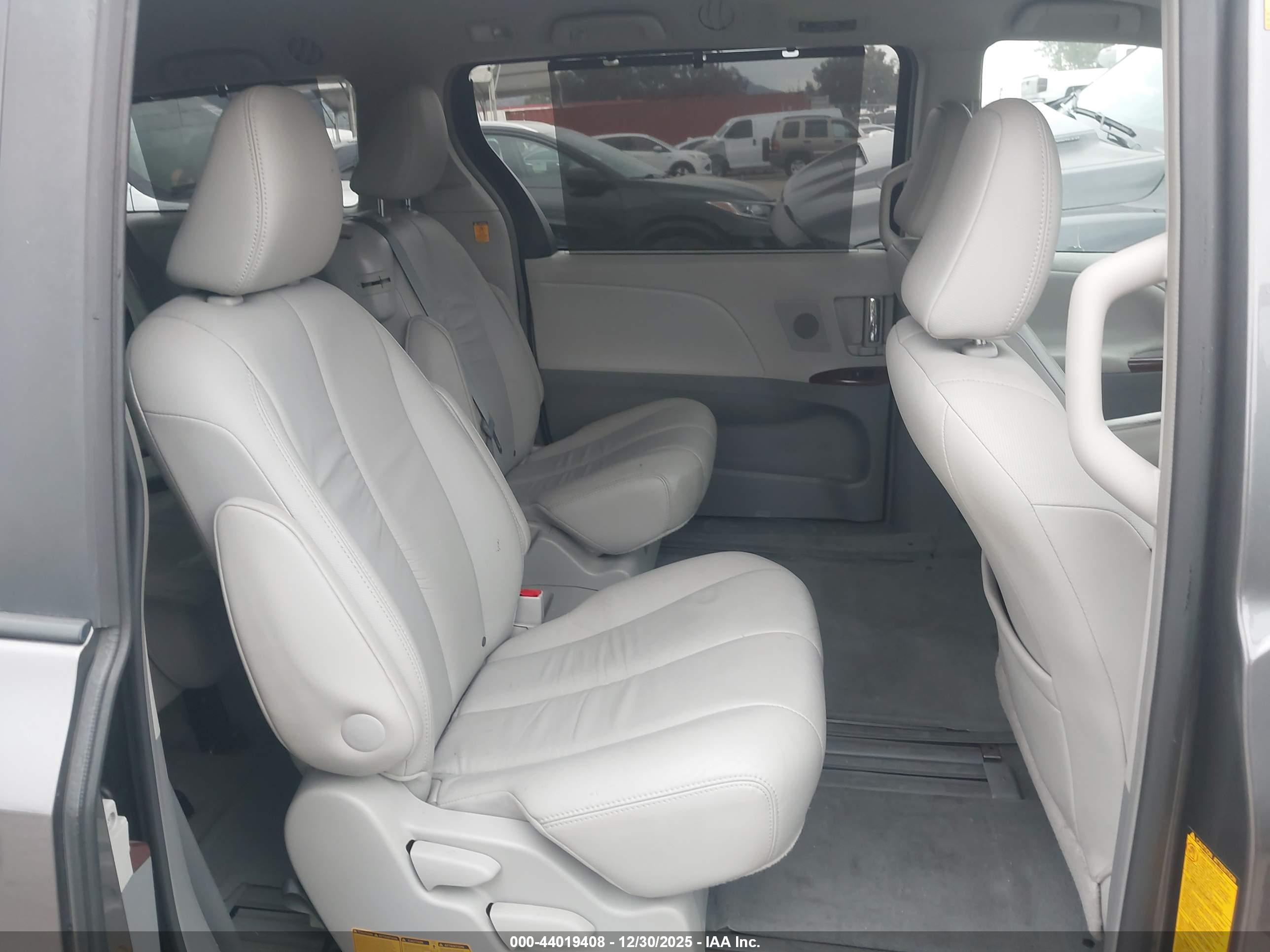 TOYOTA SIENNA image 8
