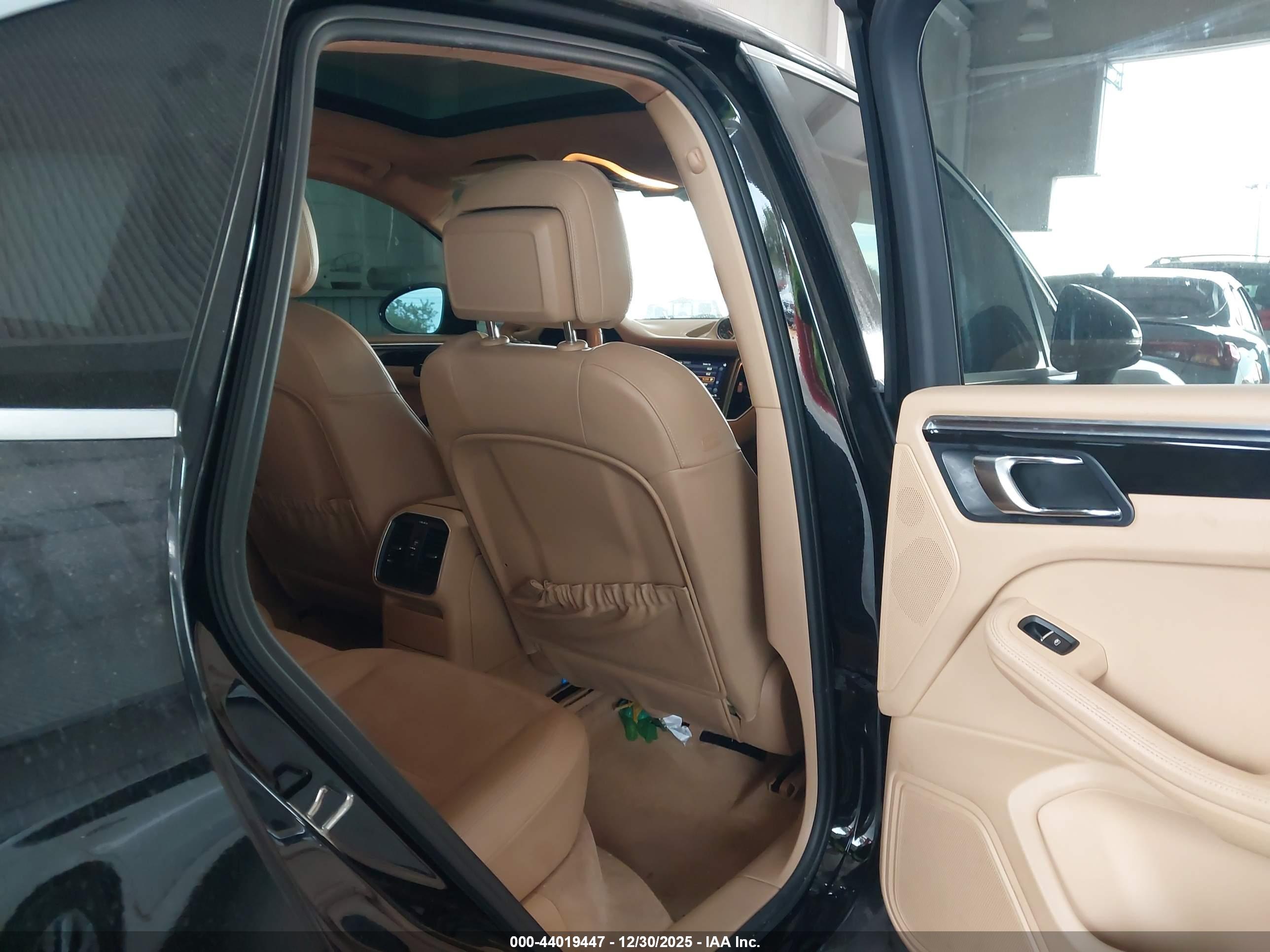 PORSCHE MACAN image 8
