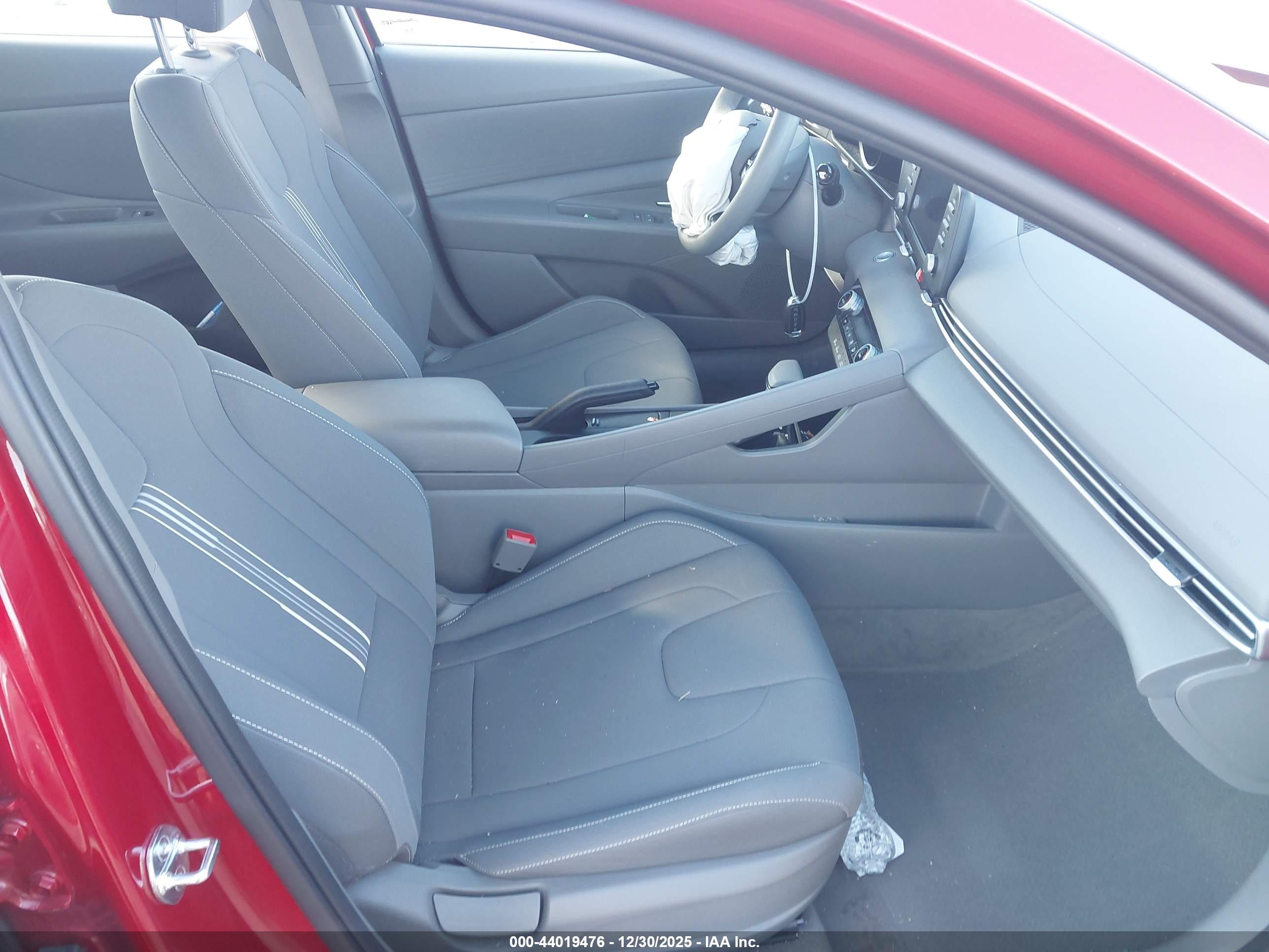 HYUNDAI ELANTRA image 5