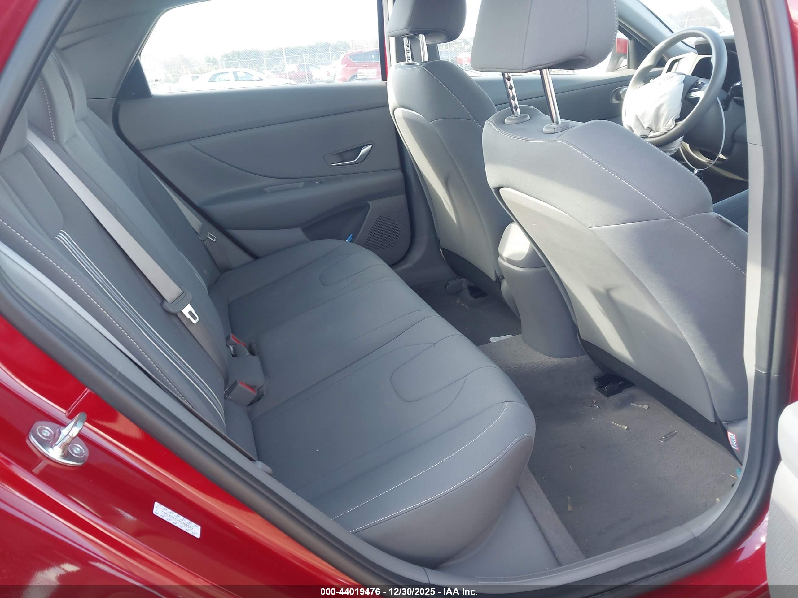 HYUNDAI ELANTRA image 8