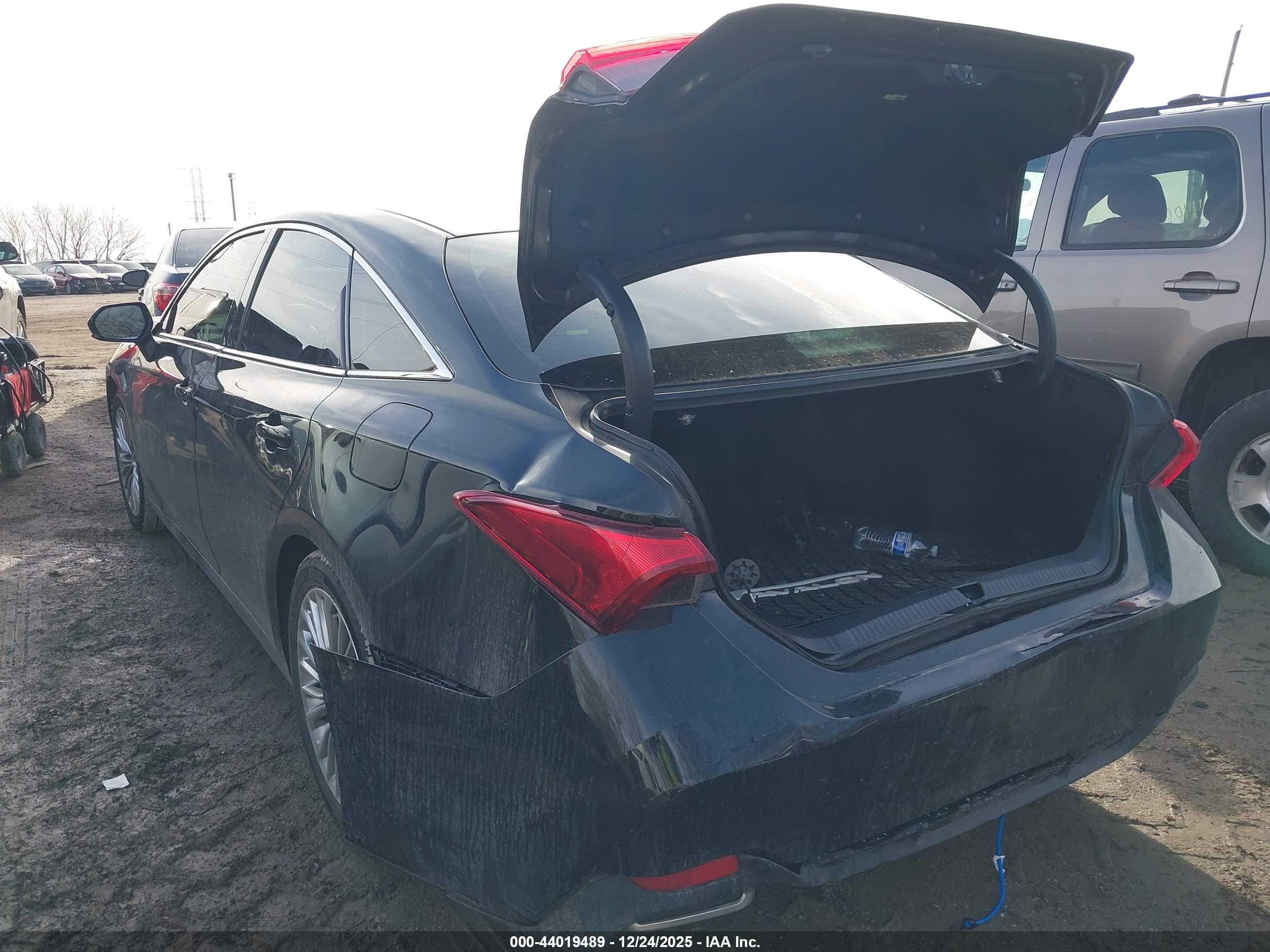 TOYOTA AVALON image 3