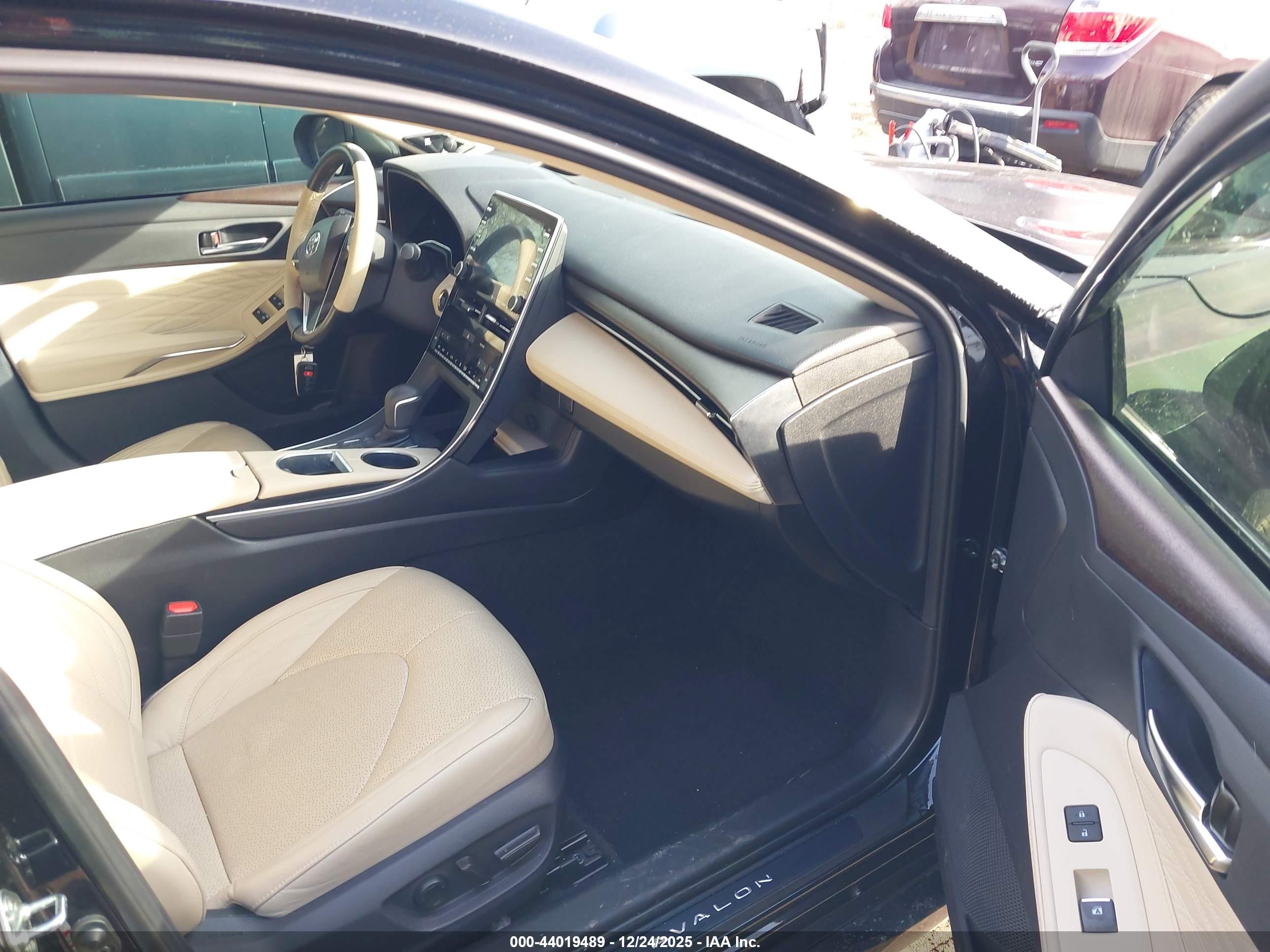 TOYOTA AVALON image 5