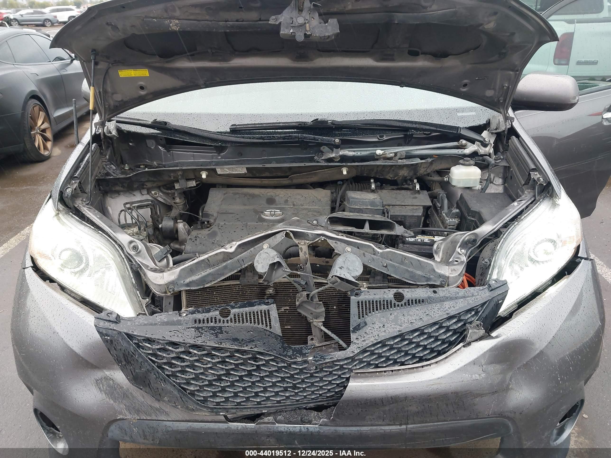 TOYOTA SIENNA image 10