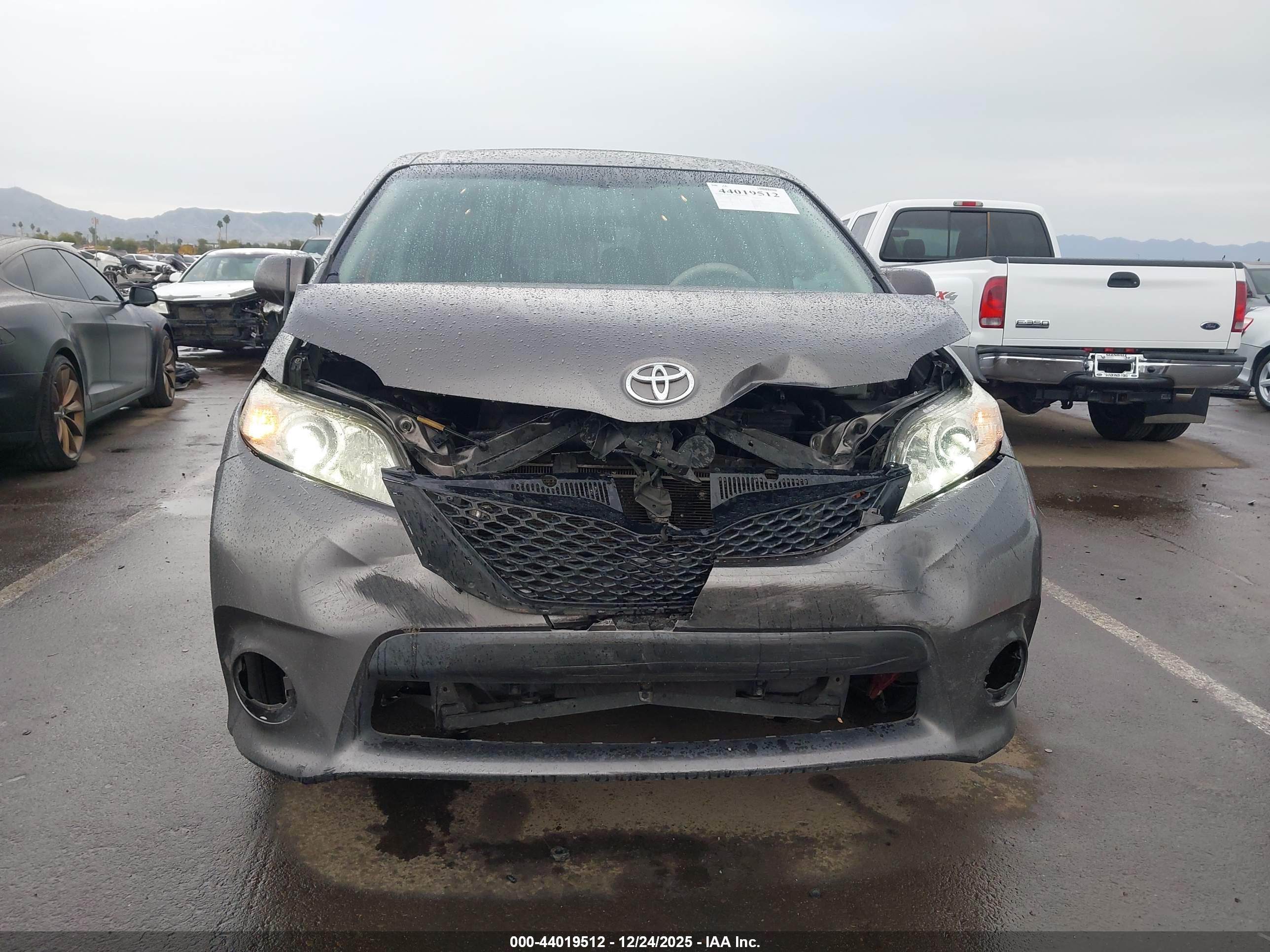 TOYOTA SIENNA image 6