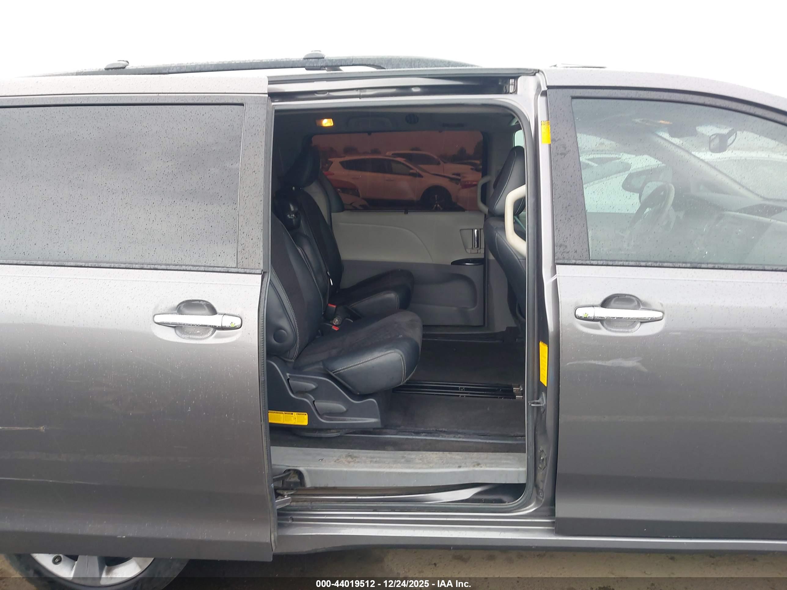TOYOTA SIENNA image 8
