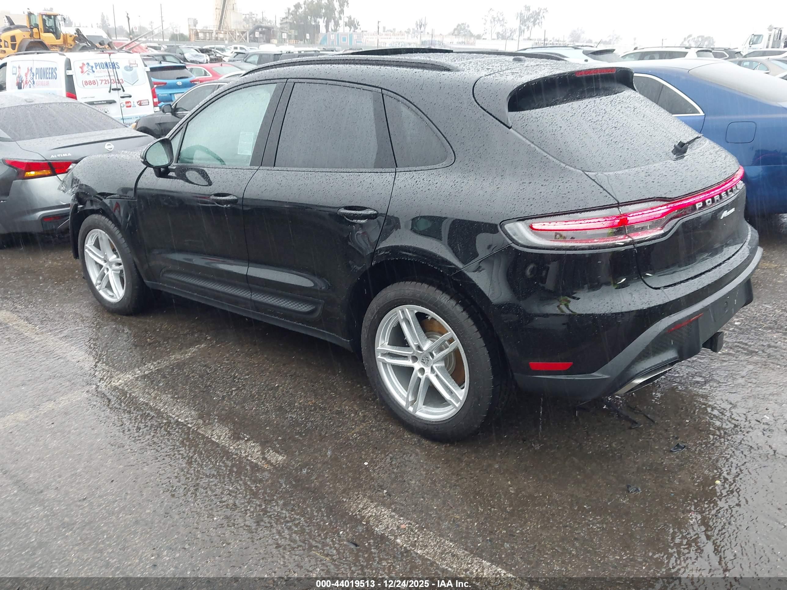 PORSCHE MACAN image 3
