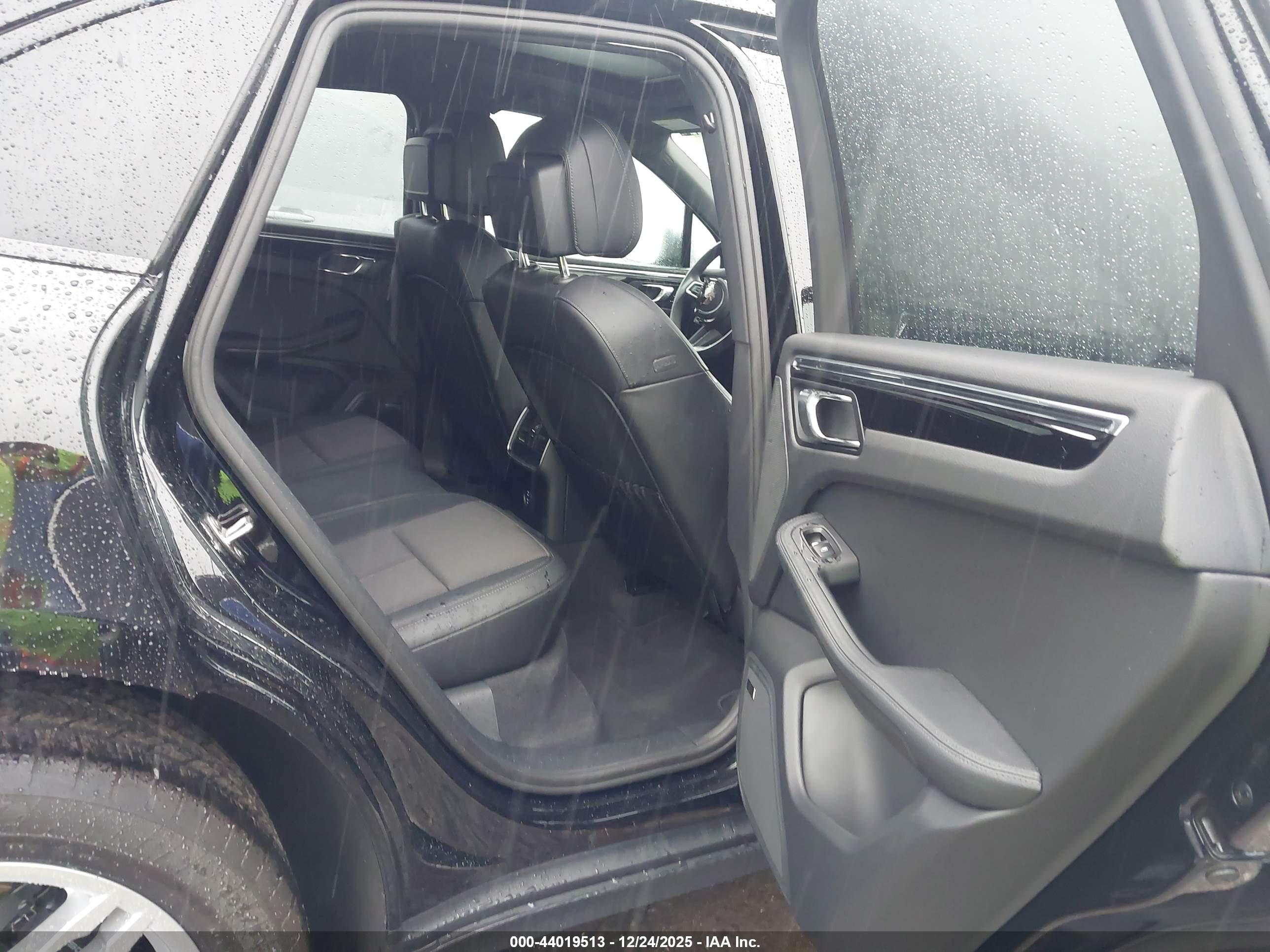PORSCHE MACAN image 8