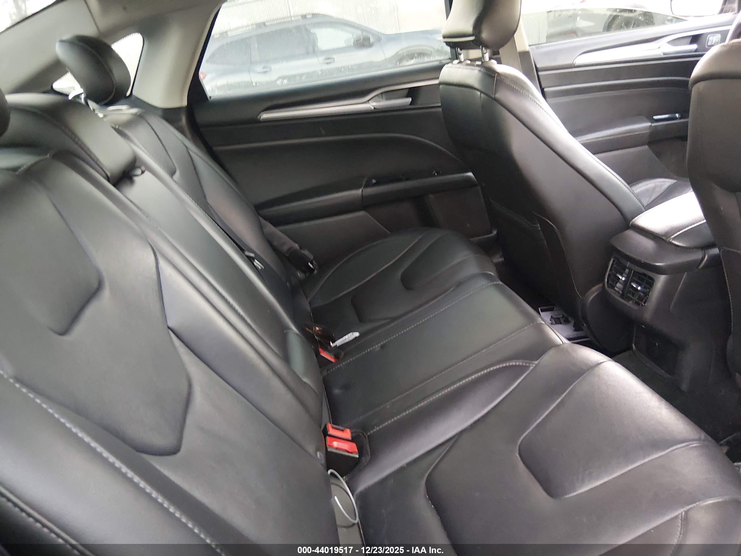 FORD FUSION image 8