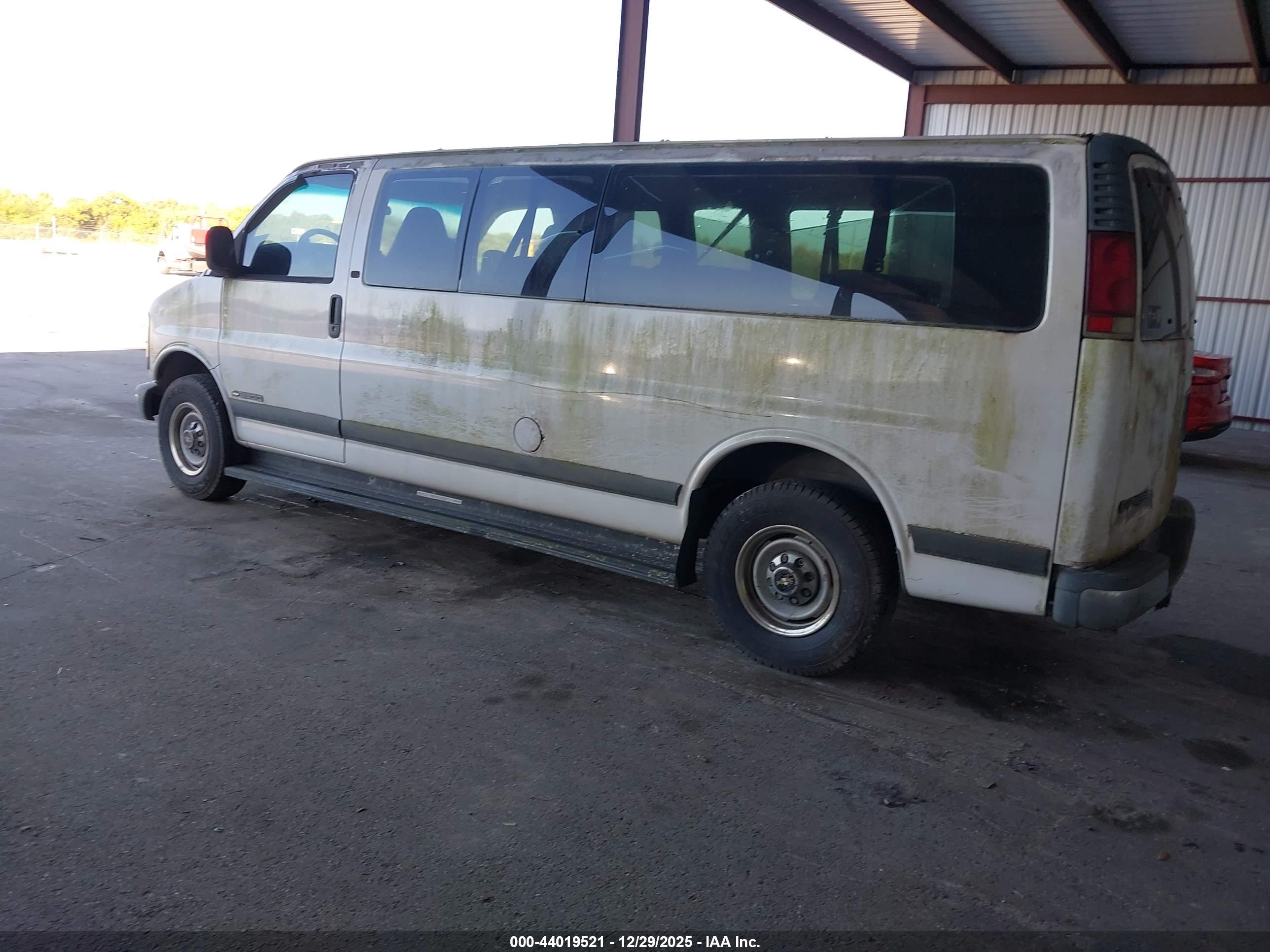 CHEVROLET EXPRESS image 3