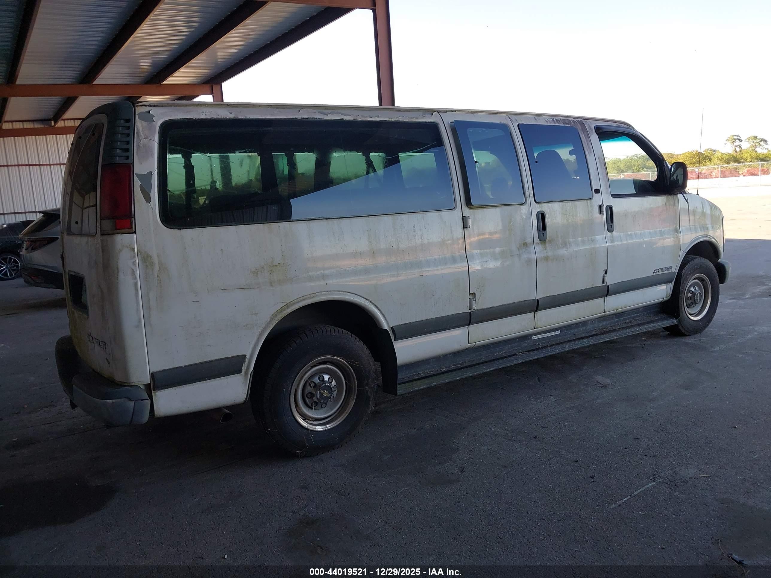 CHEVROLET EXPRESS image 4