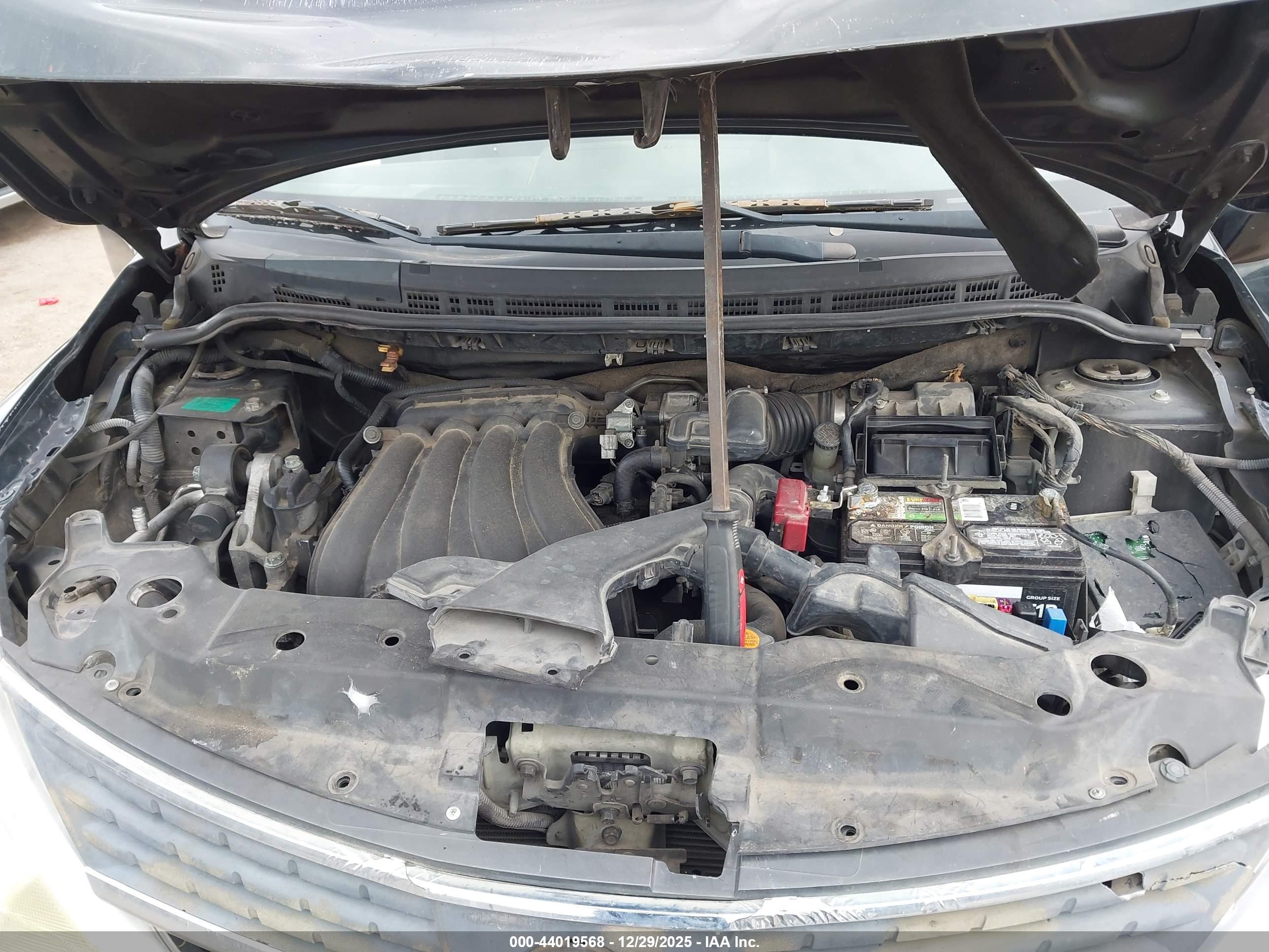 NISSAN VERSA image 10
