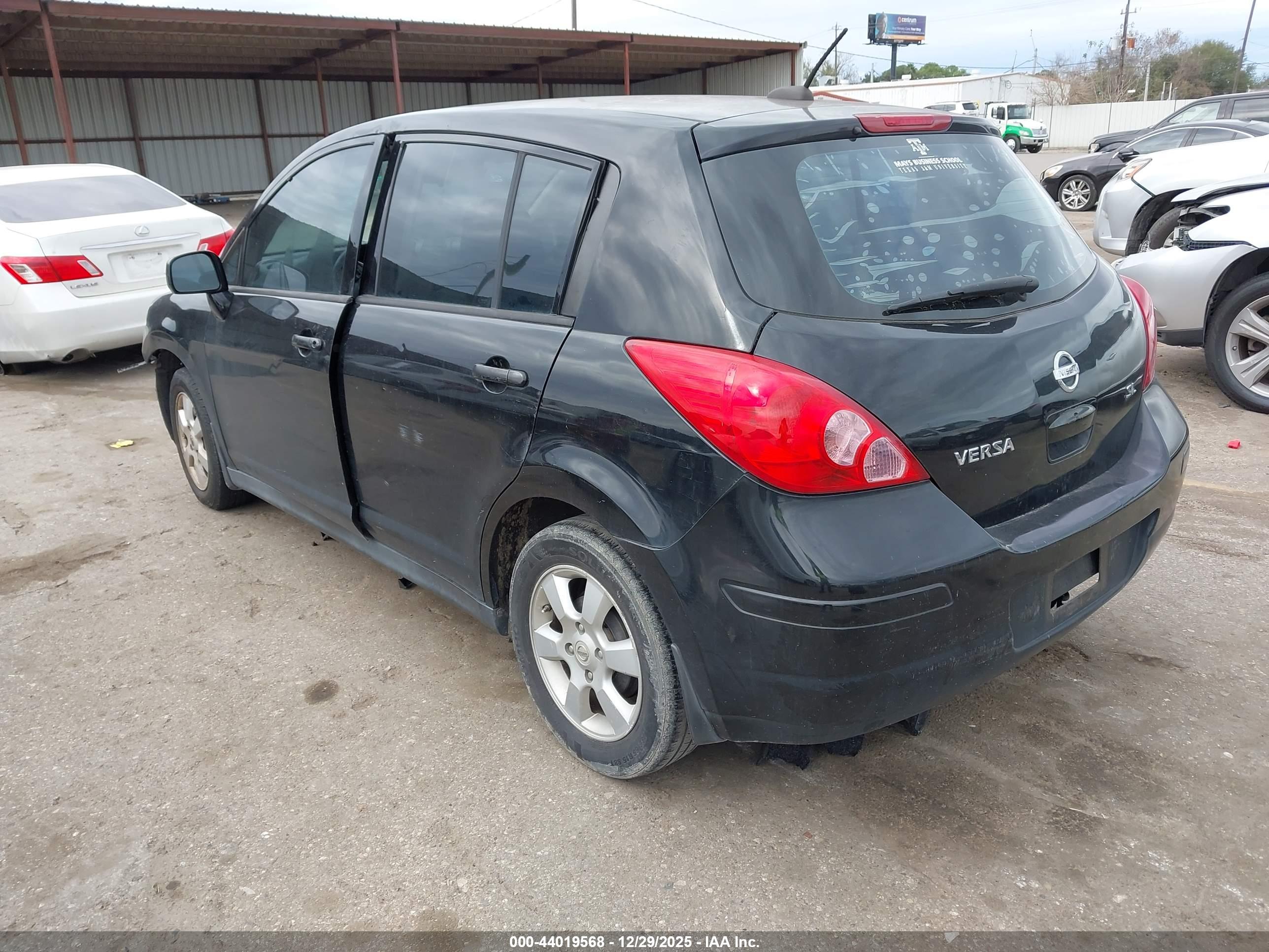 NISSAN VERSA image 3