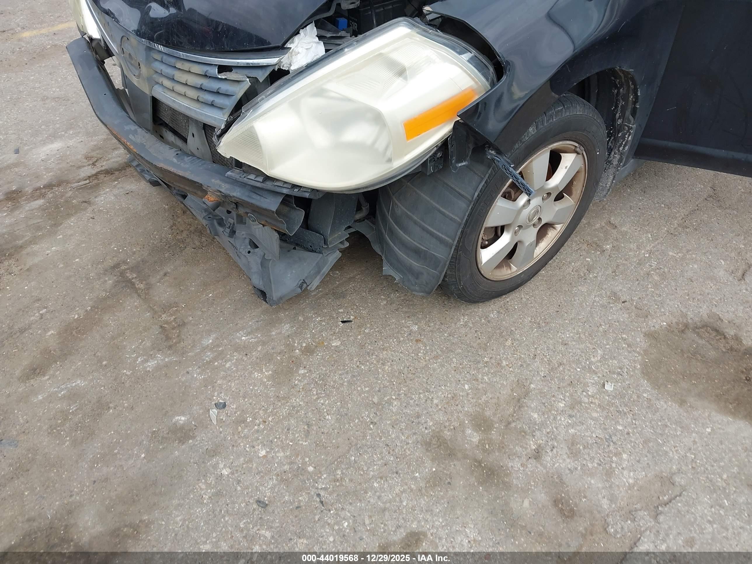 NISSAN VERSA image 6