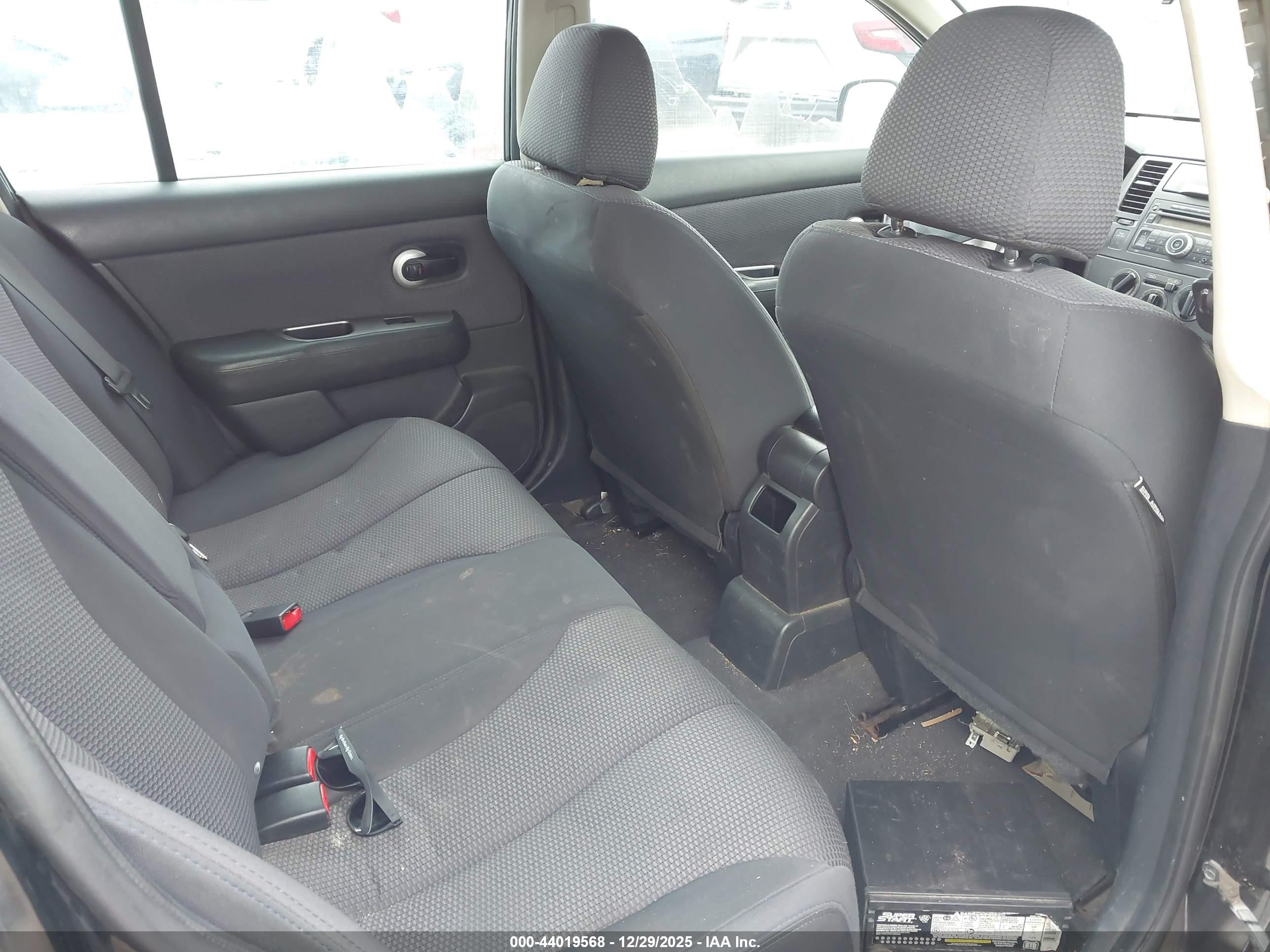NISSAN VERSA image 8