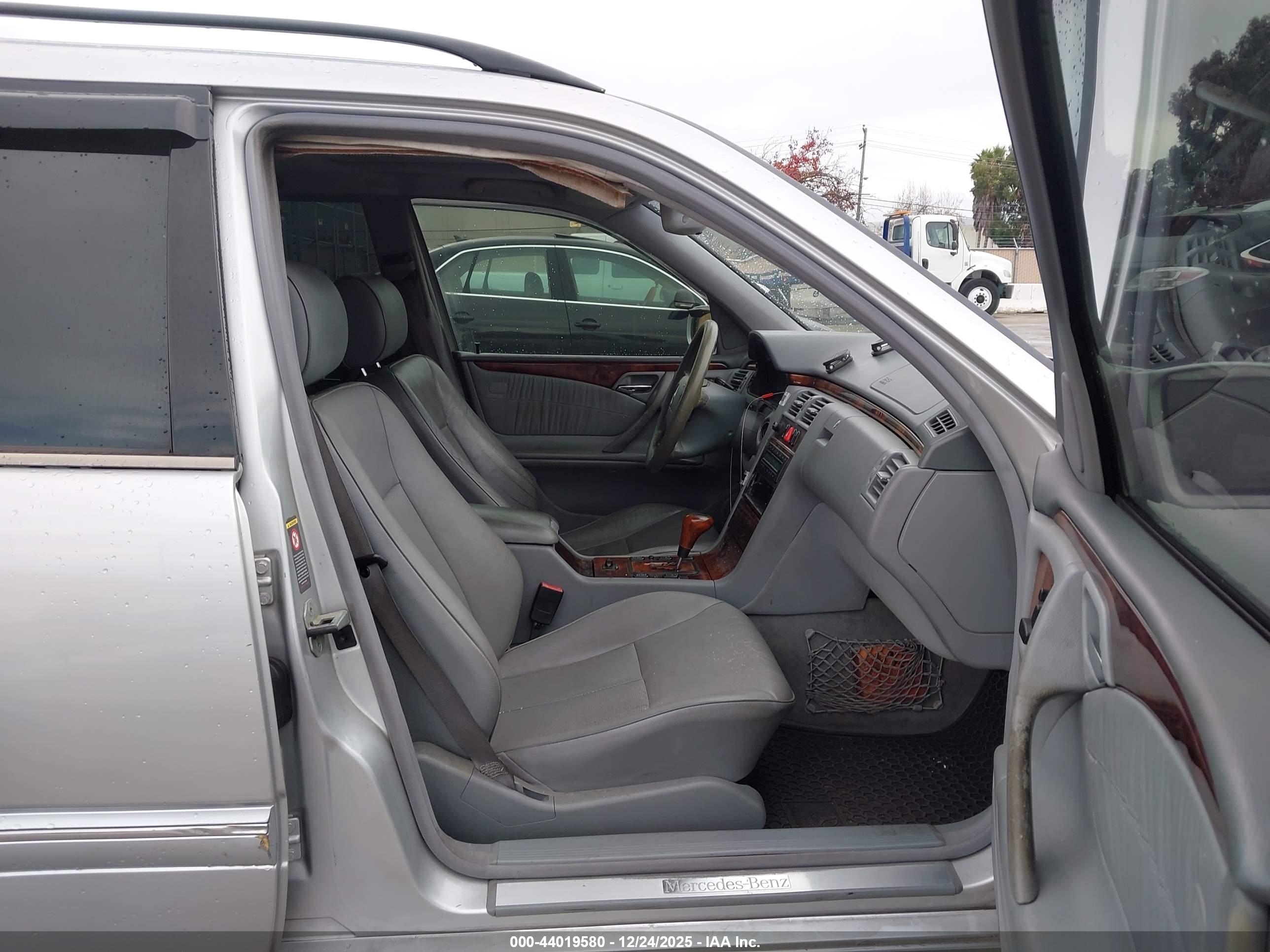 MERCEDES-BENZ E-CLASS image 5