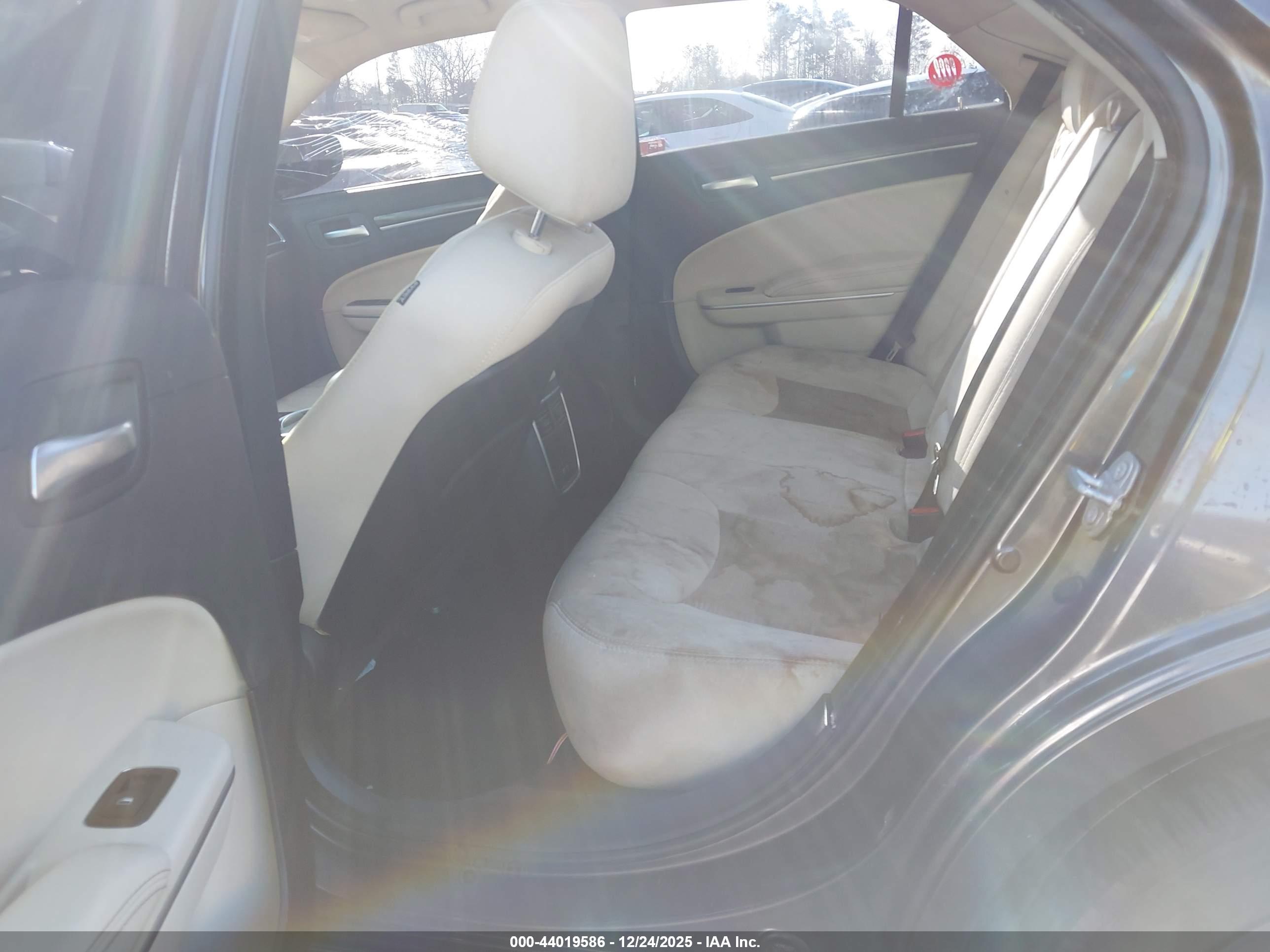 CHRYSLER 300 image 8