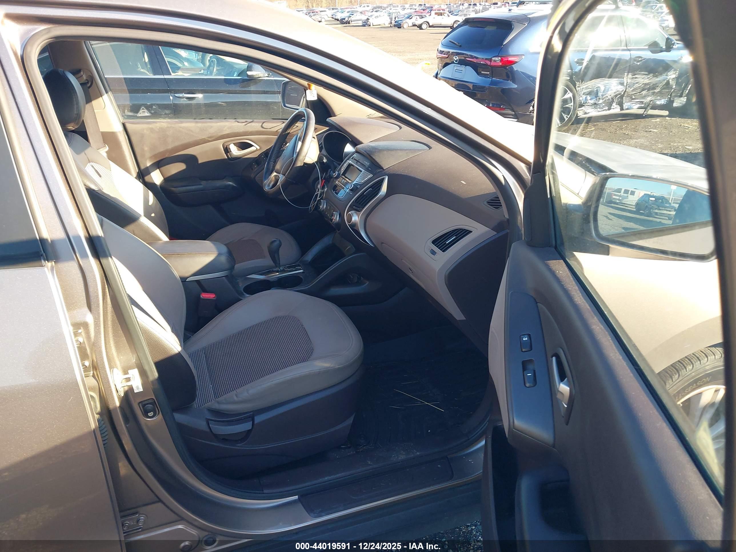 HYUNDAI TUCSON image 5