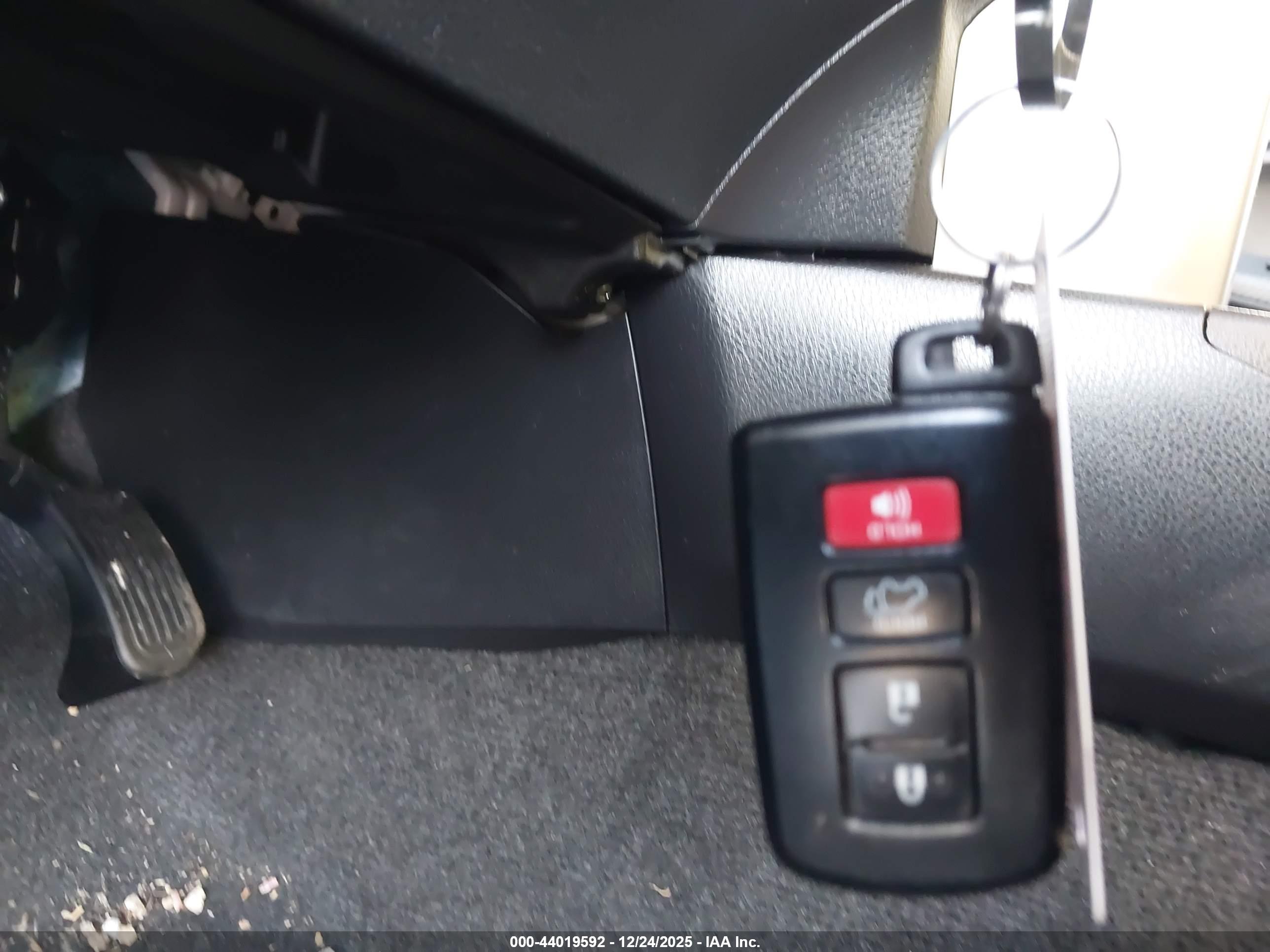 TOYOTA RAV4 image 11