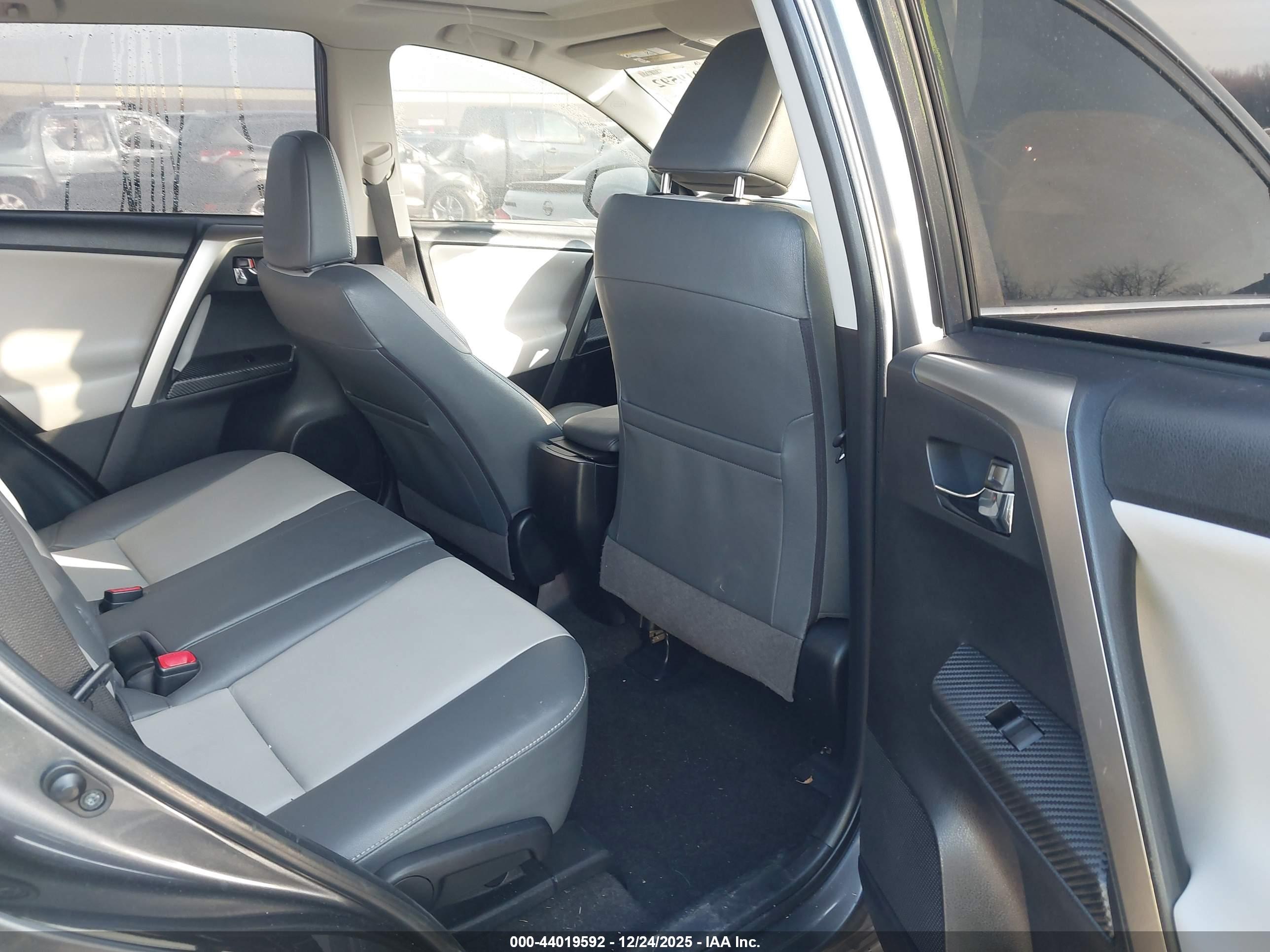 TOYOTA RAV4 image 8