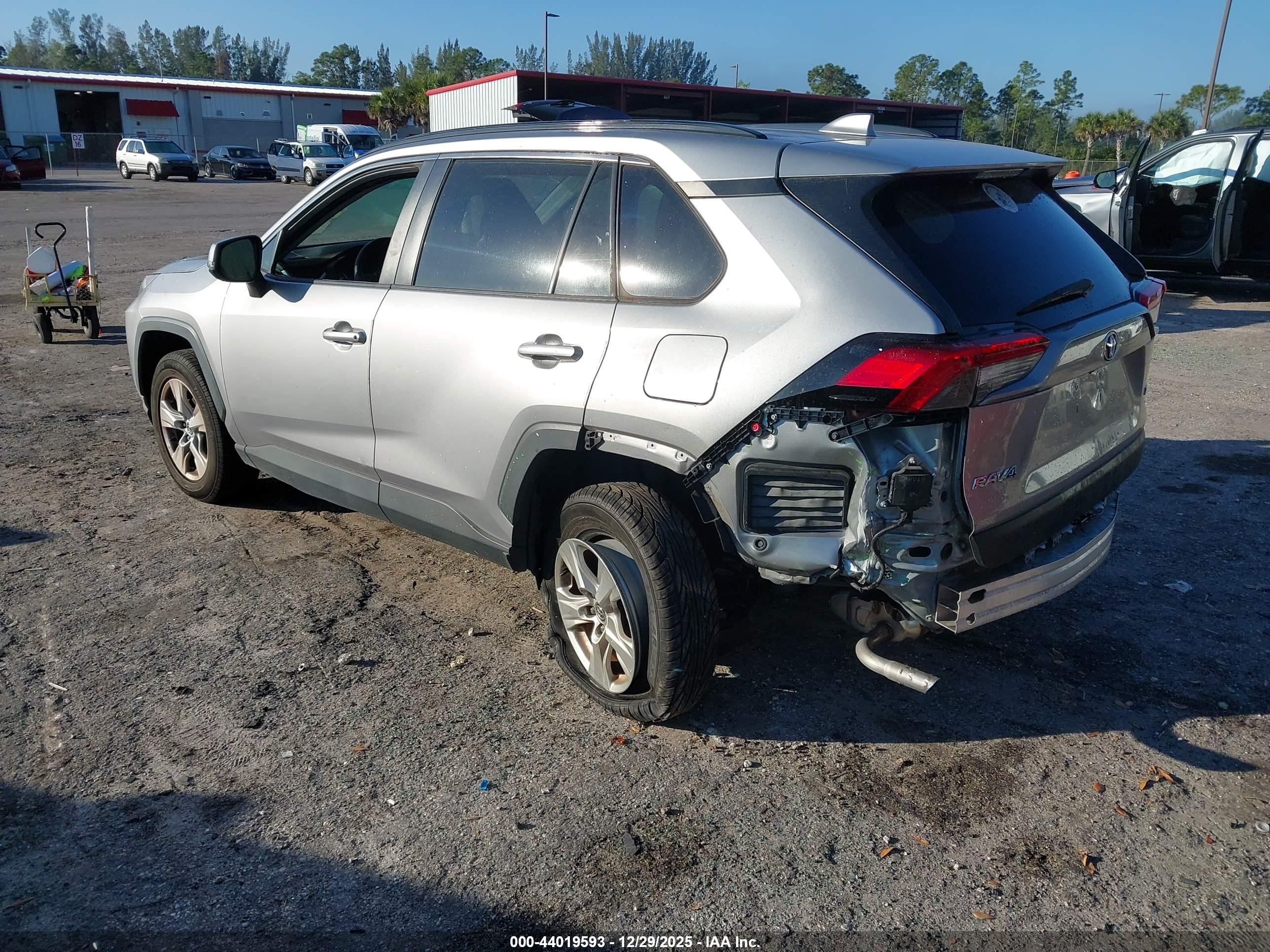 TOYOTA RAV4 image 3