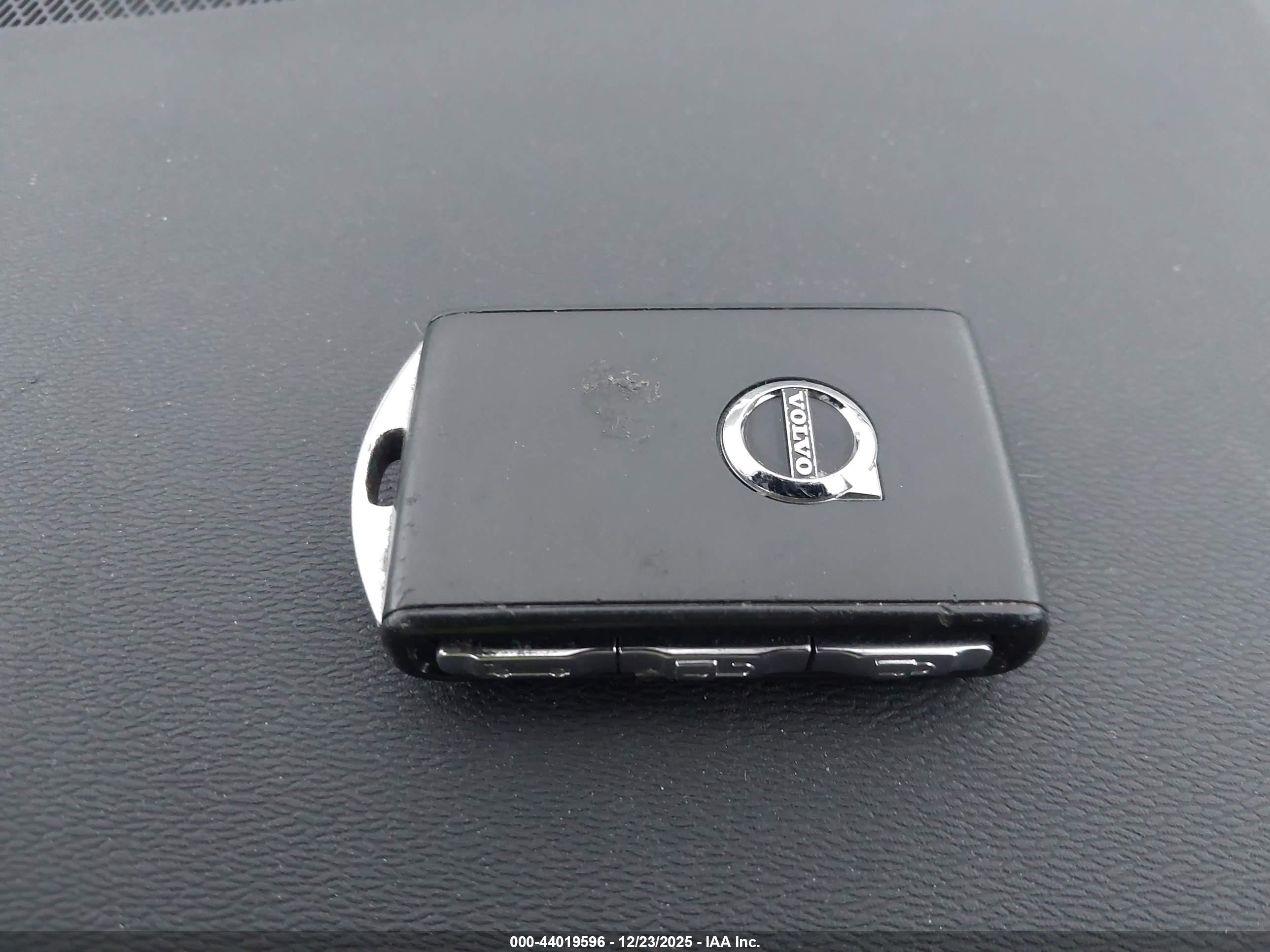 VOLVO XC40 image 11