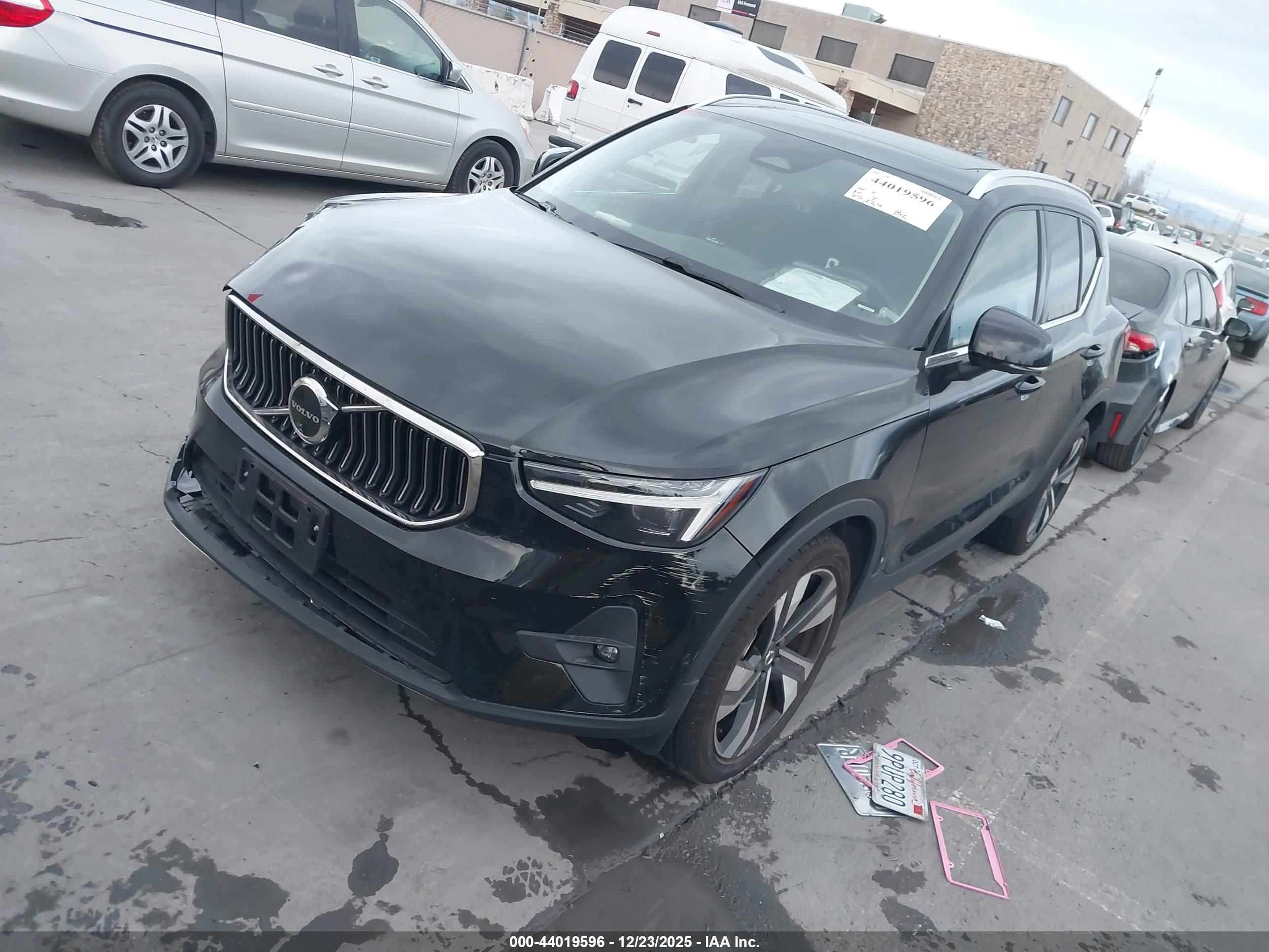 VOLVO XC40 image 2