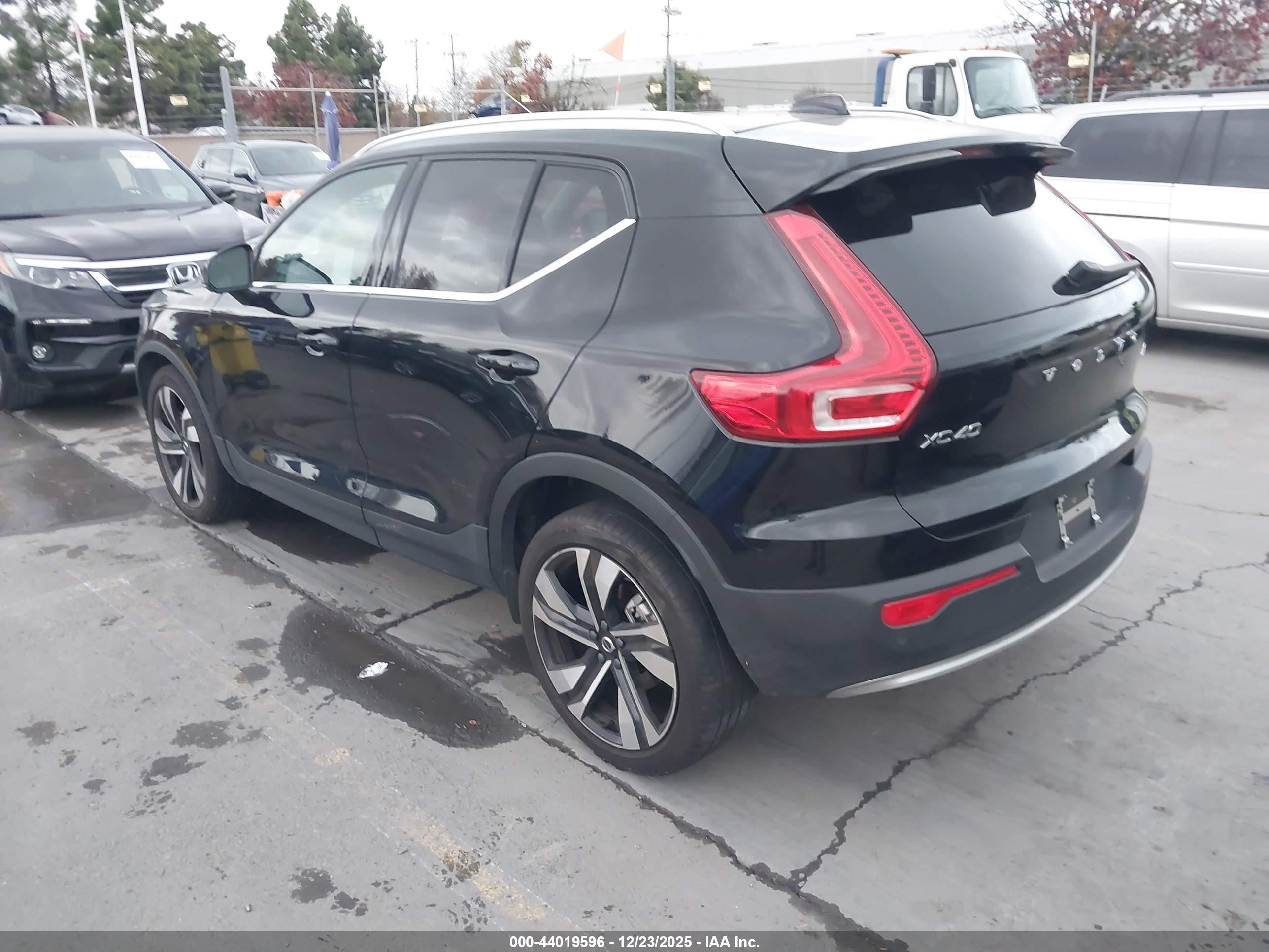 VOLVO XC40 image 3