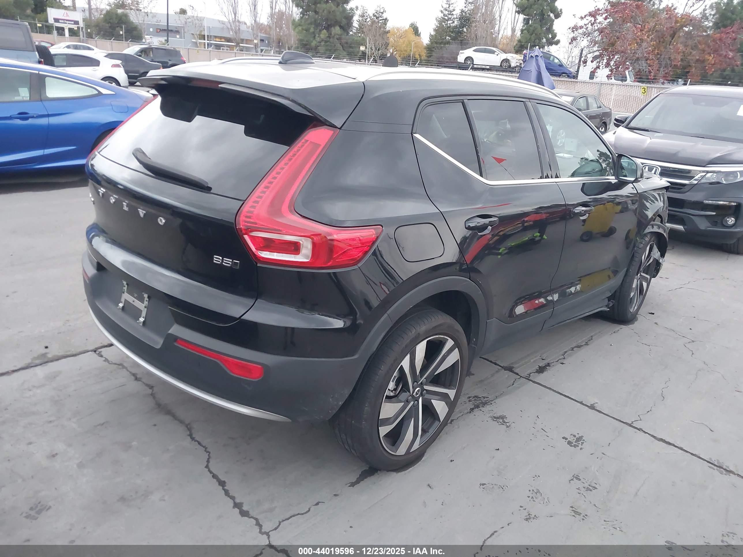VOLVO XC40 image 4