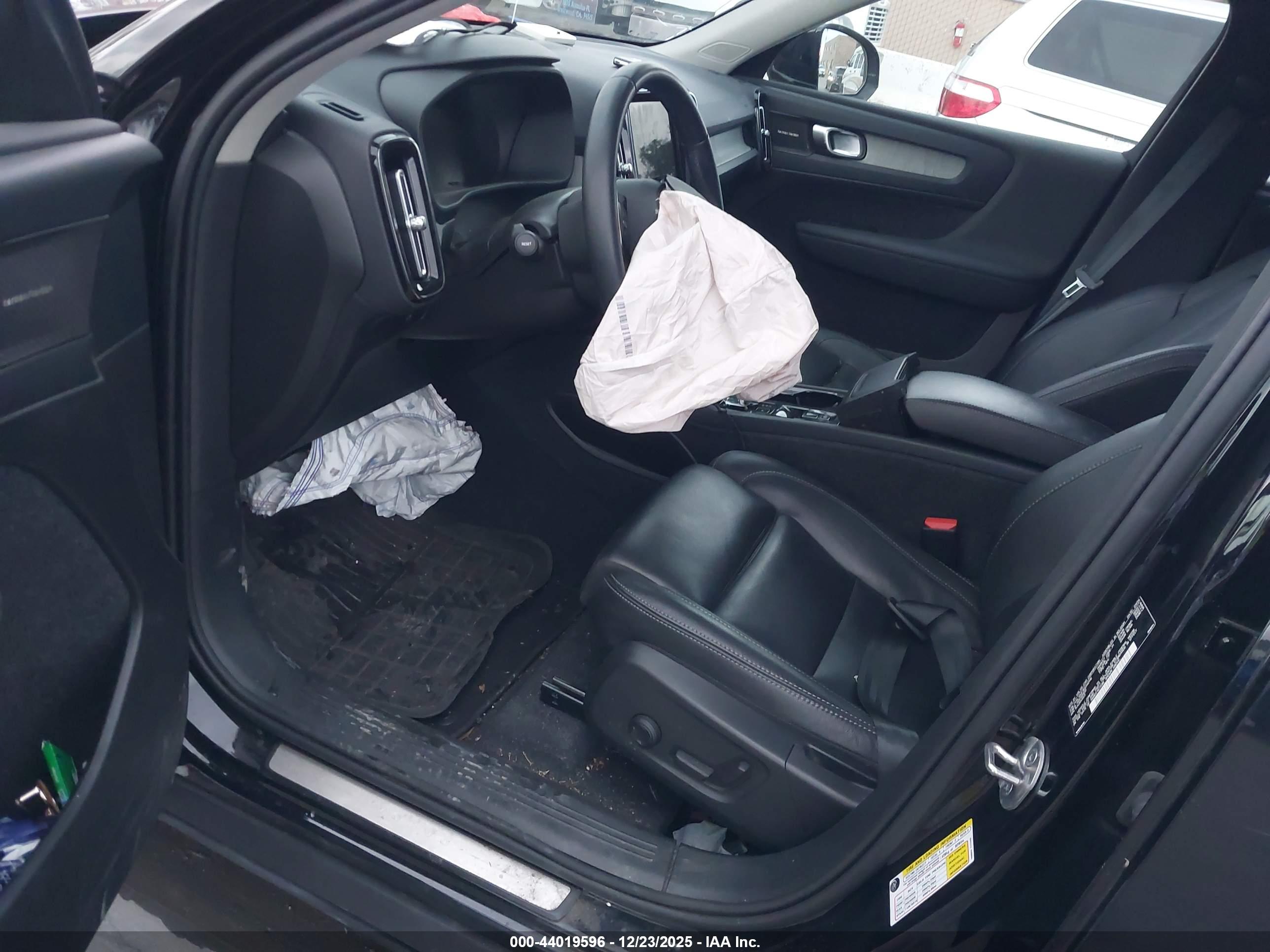 VOLVO XC40 image 5