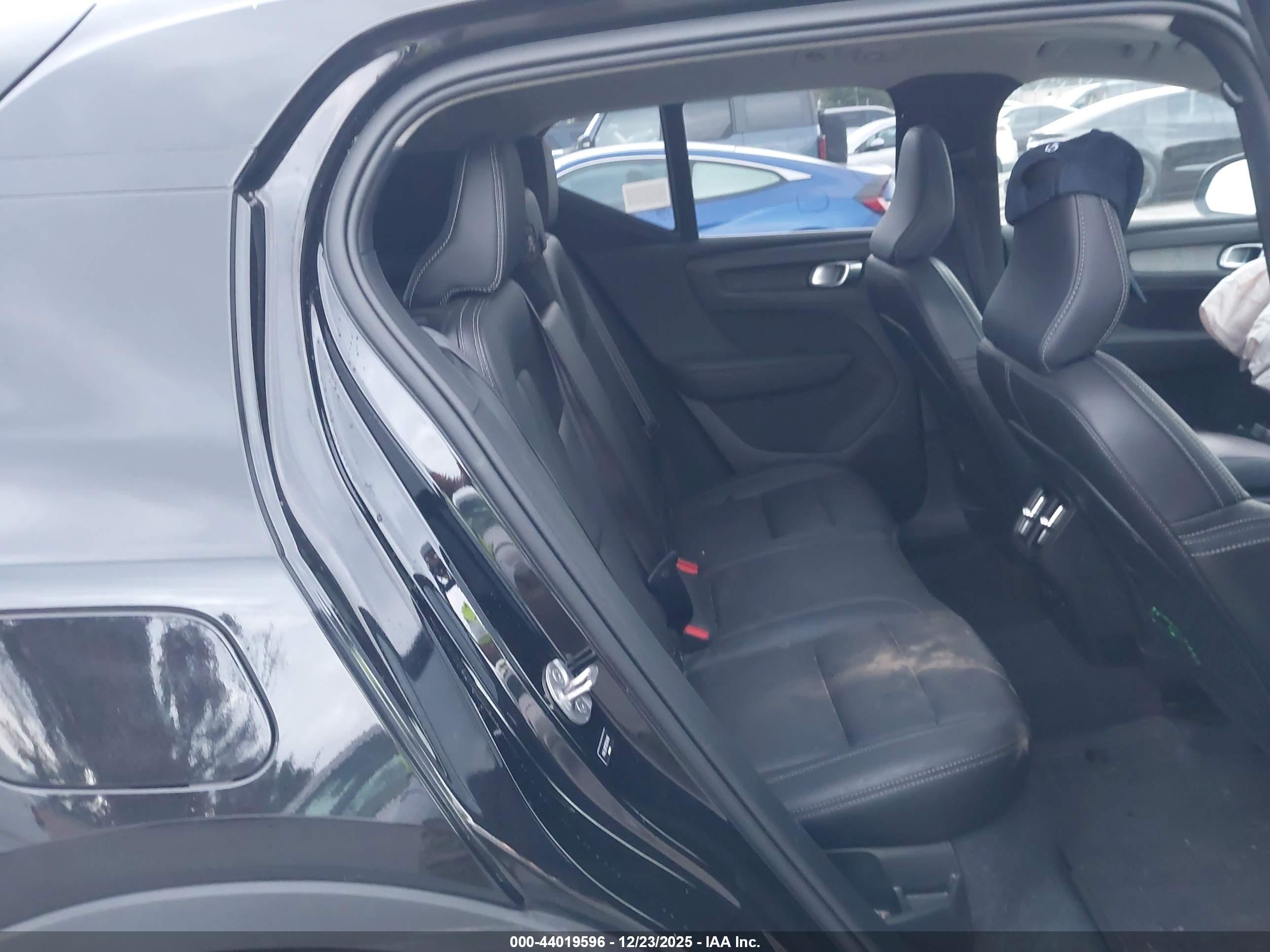 VOLVO XC40 image 8