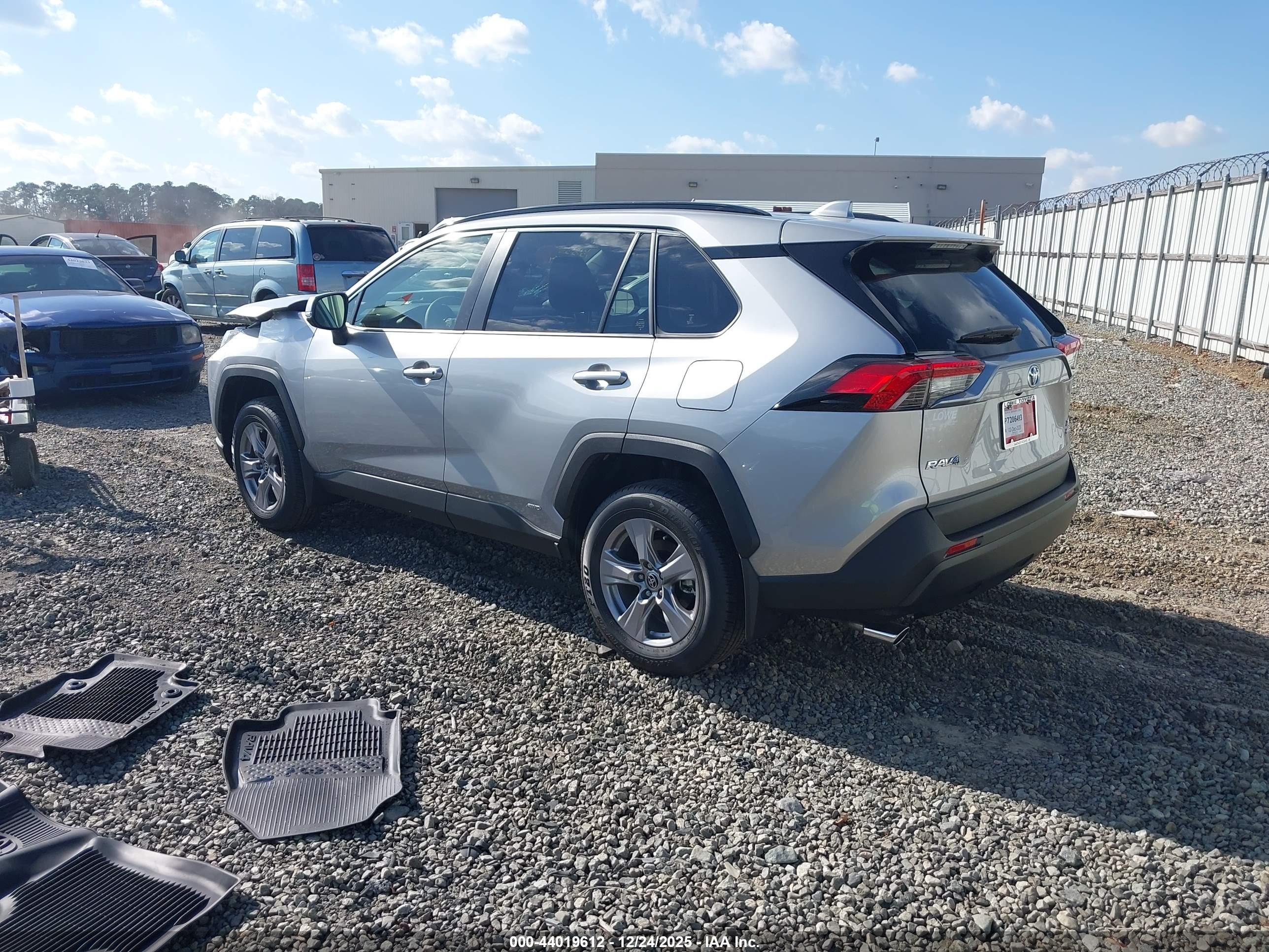TOYOTA RAV4 image 3