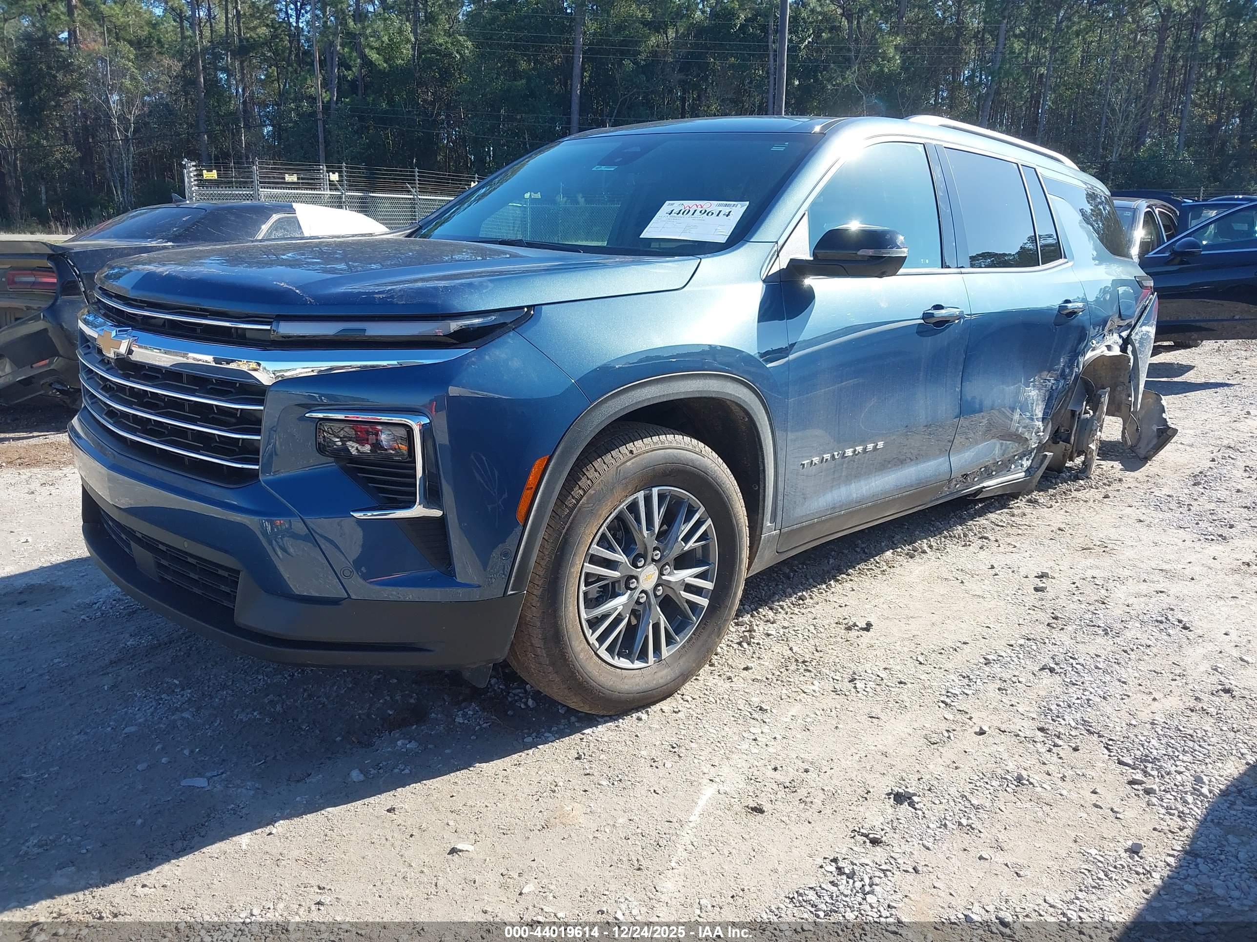 CHEVROLET TRAVERSE image 2