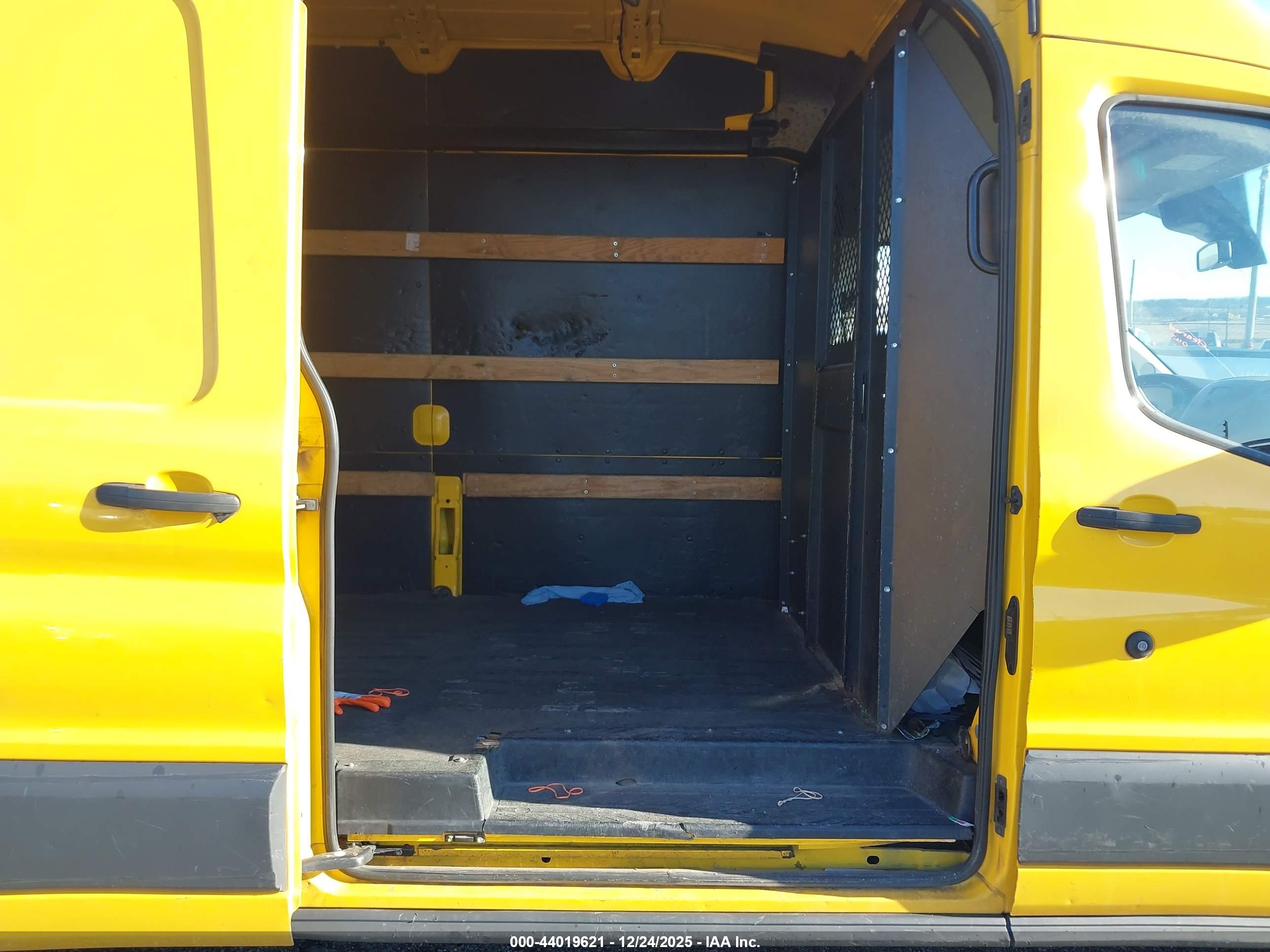 FORD TRANSIT-250 image 8