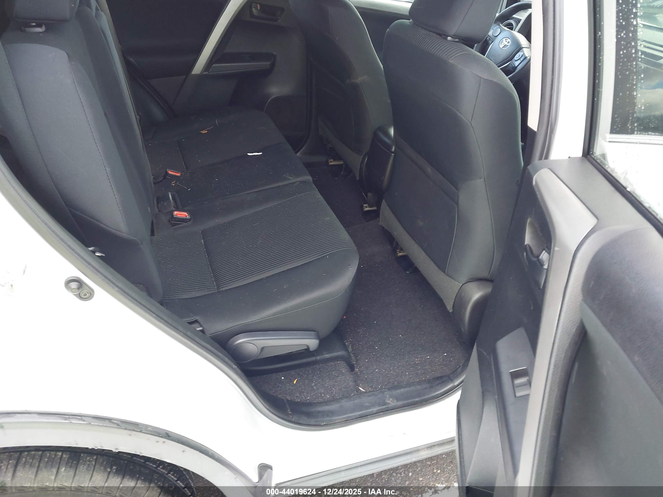 TOYOTA RAV4 image 8