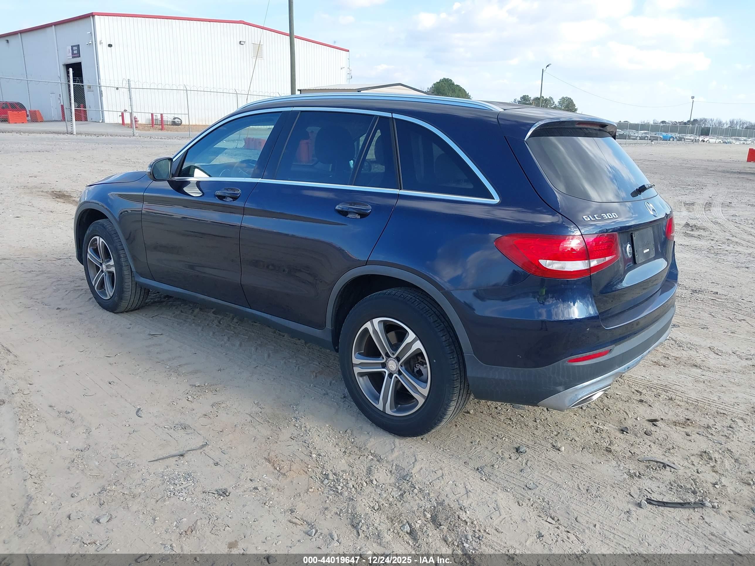 MERCEDES-BENZ GLC image 3