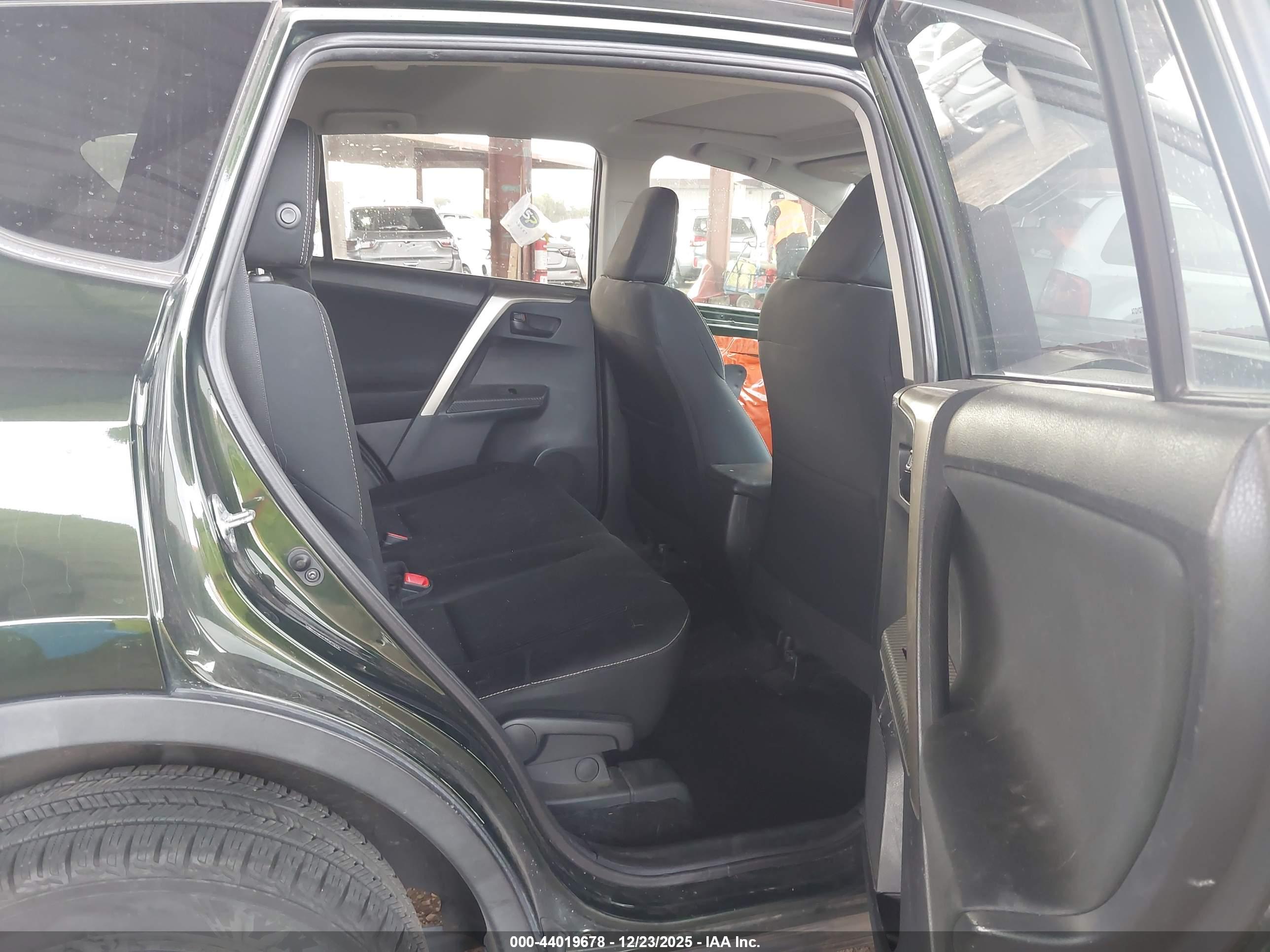 TOYOTA RAV4 image 8