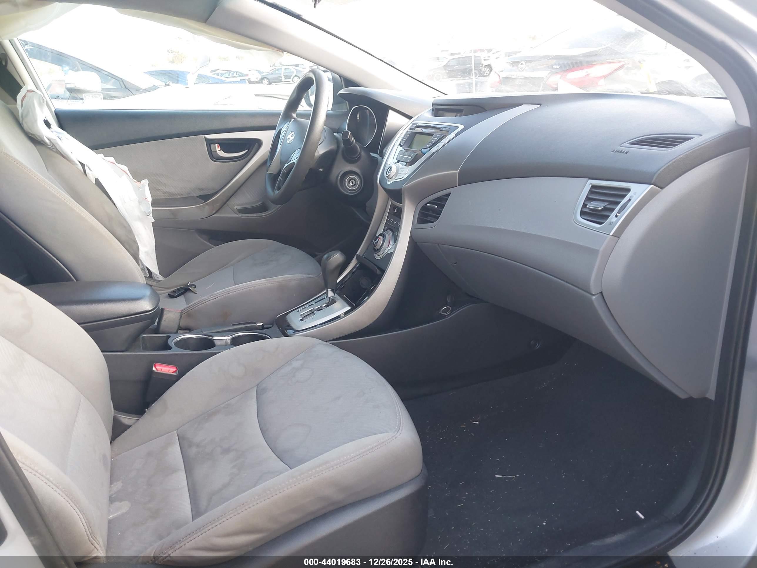 HYUNDAI ELANTRA image 5