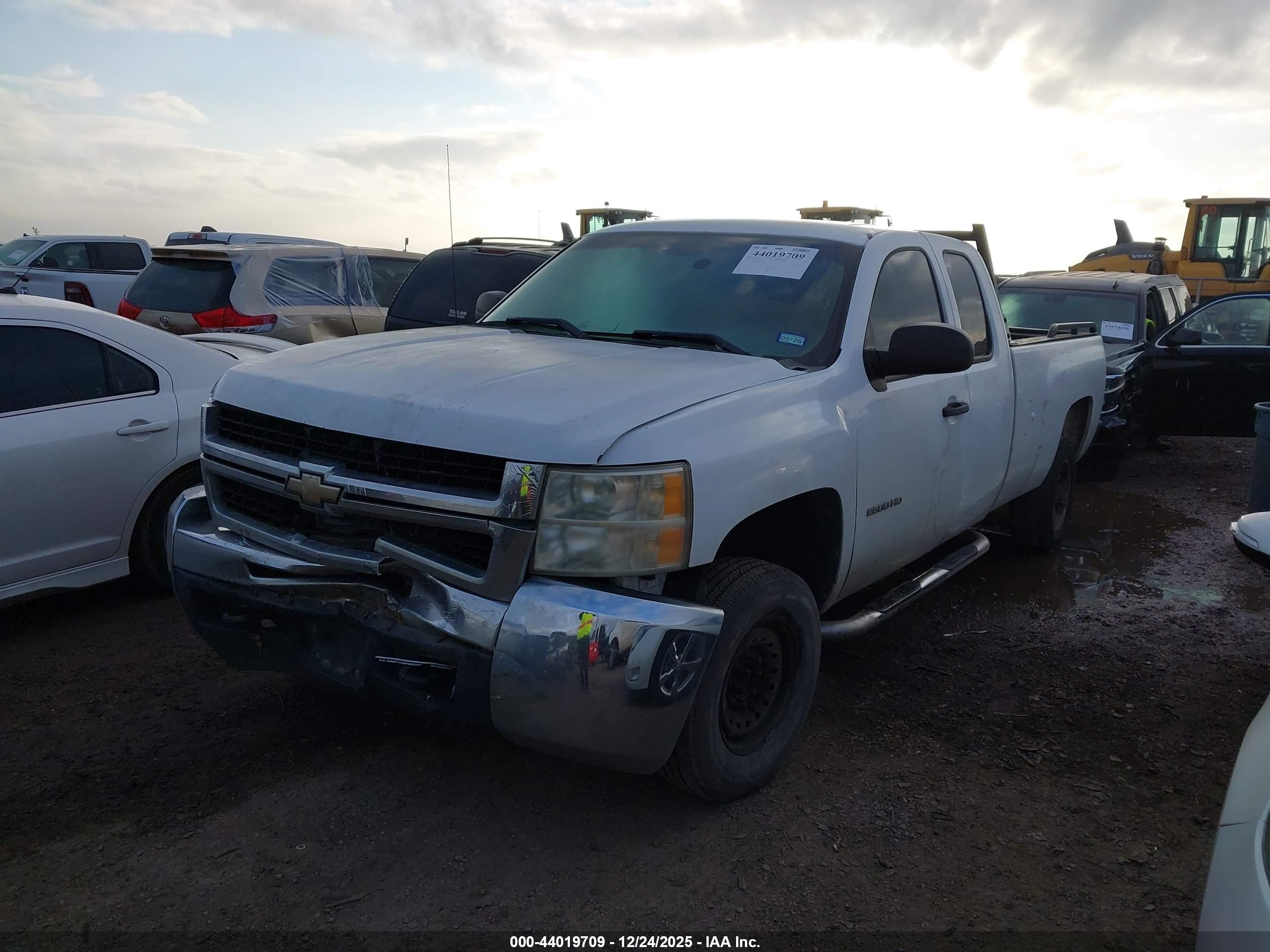 CHEVROLET SILVERADO image 2