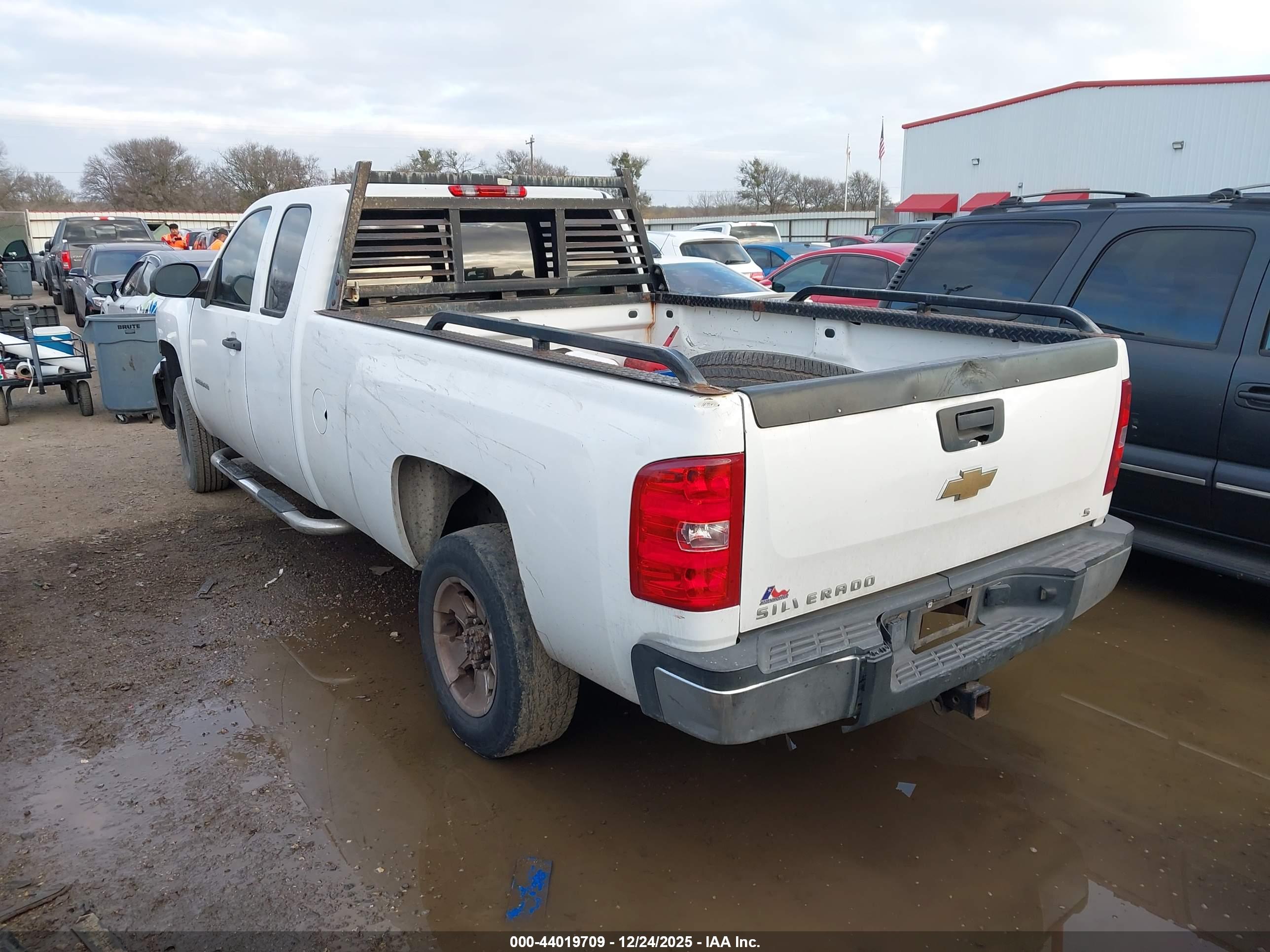 CHEVROLET SILVERADO image 3