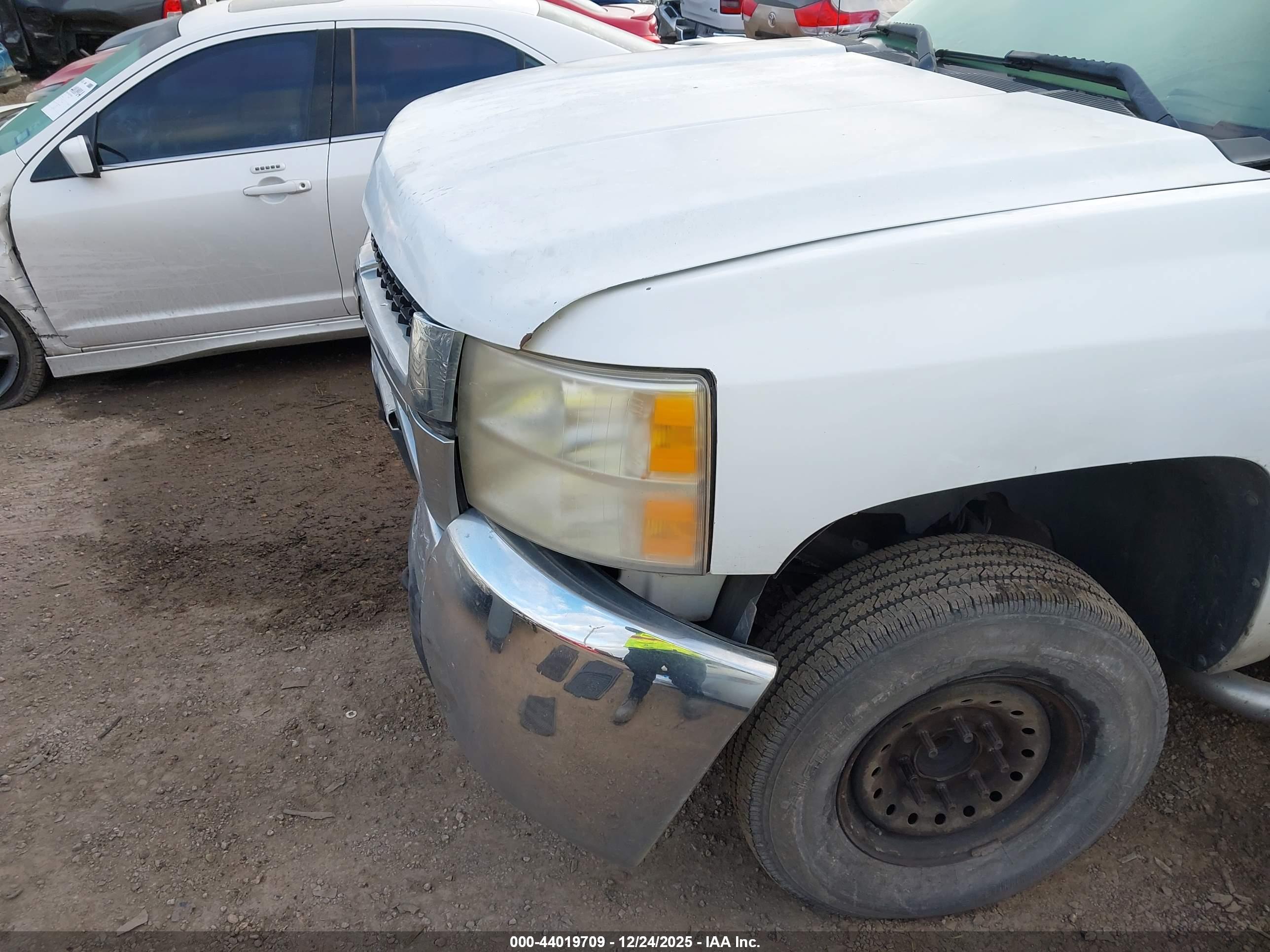 CHEVROLET SILVERADO image 6