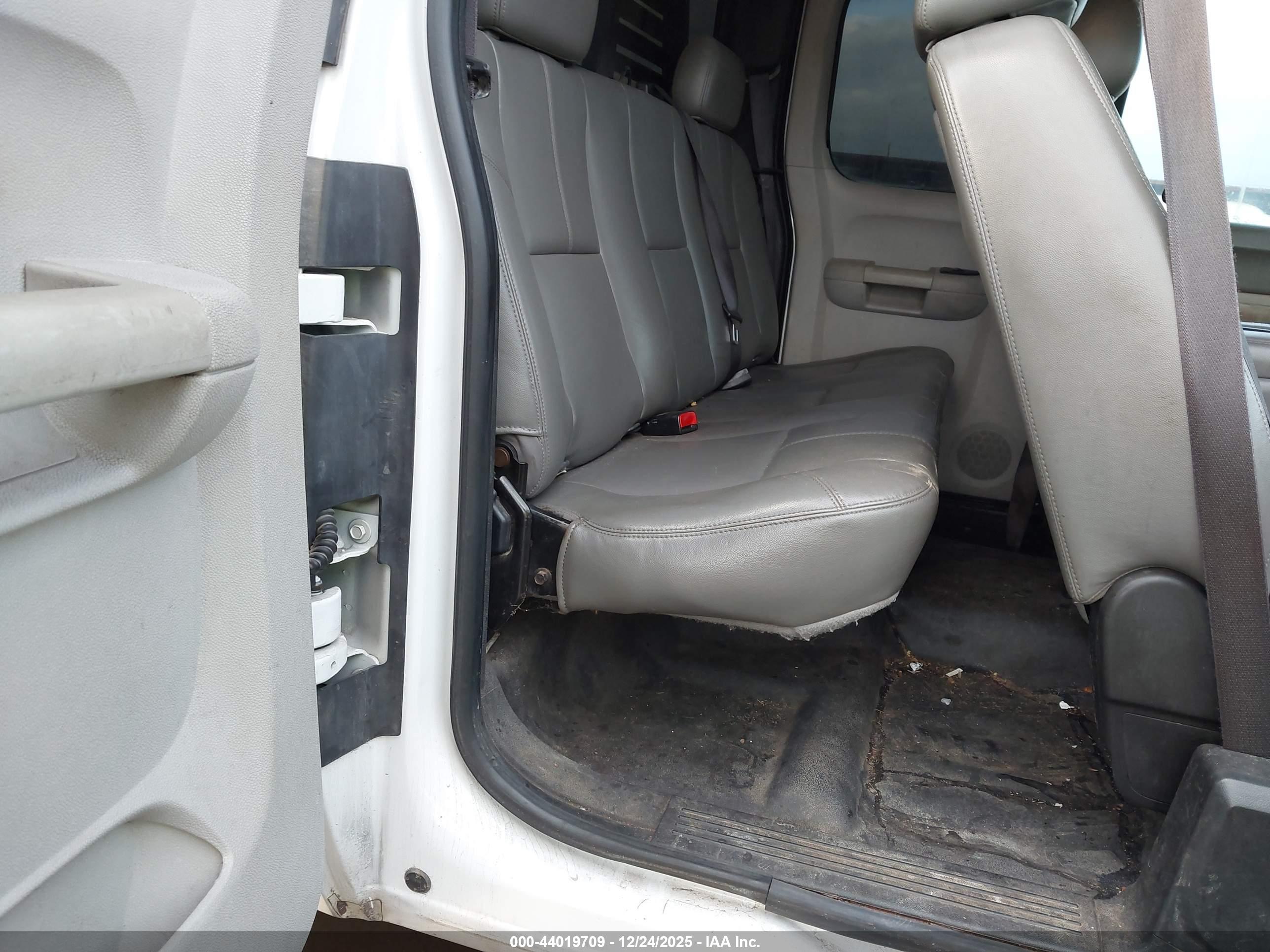 CHEVROLET SILVERADO image 8
