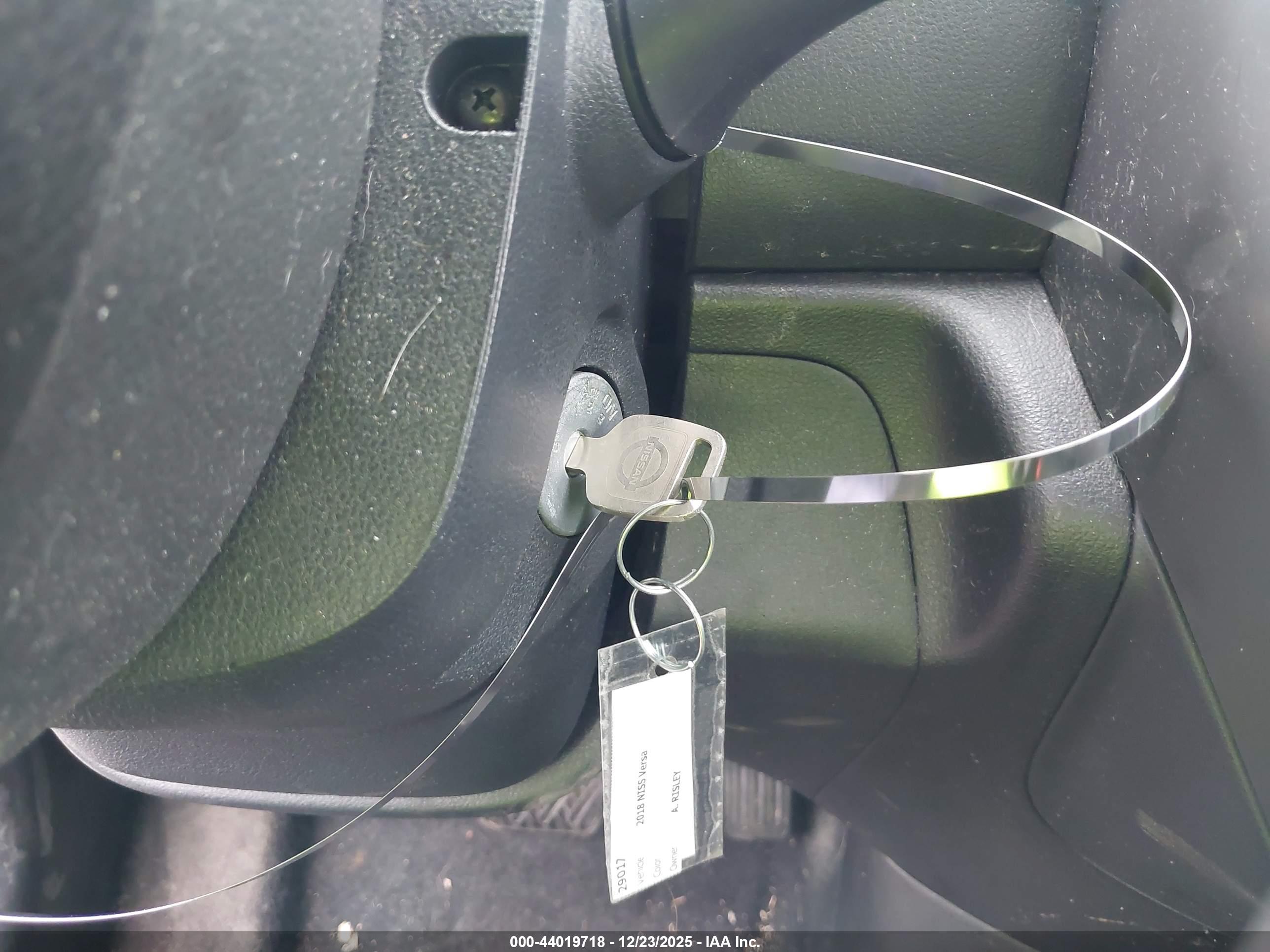 NISSAN VERSA image 11