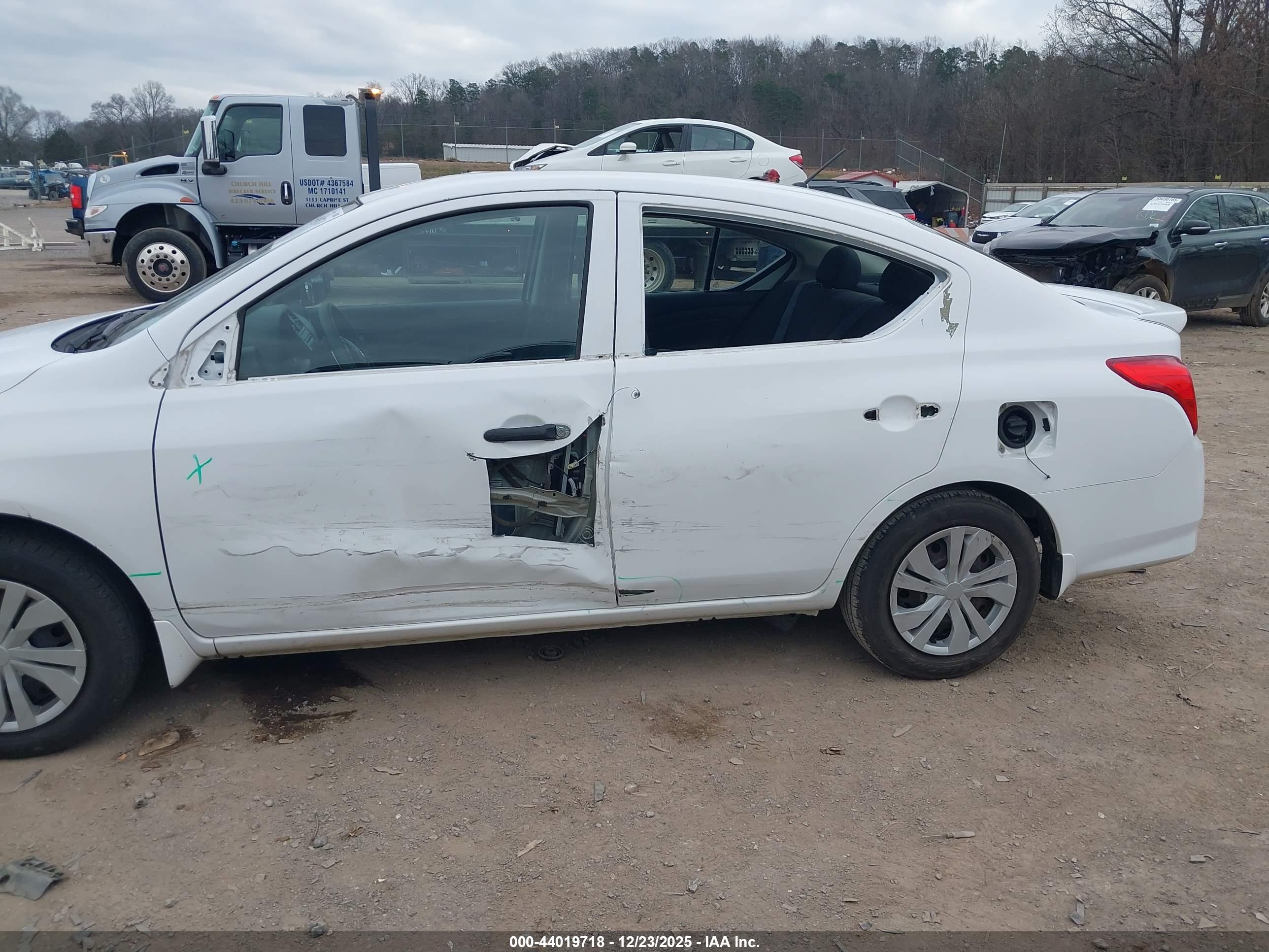 NISSAN VERSA image 6