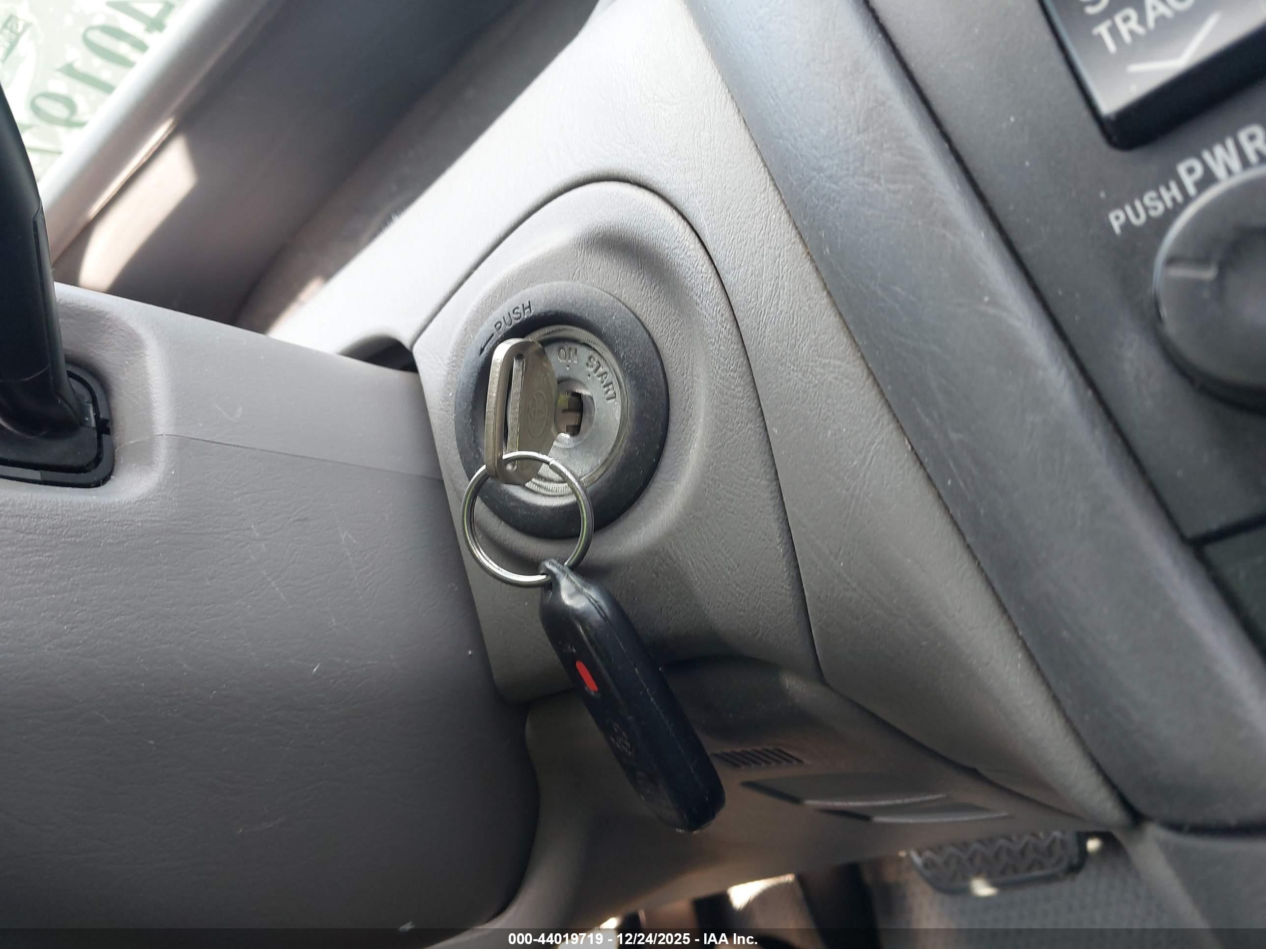 TOYOTA AVALON image 11